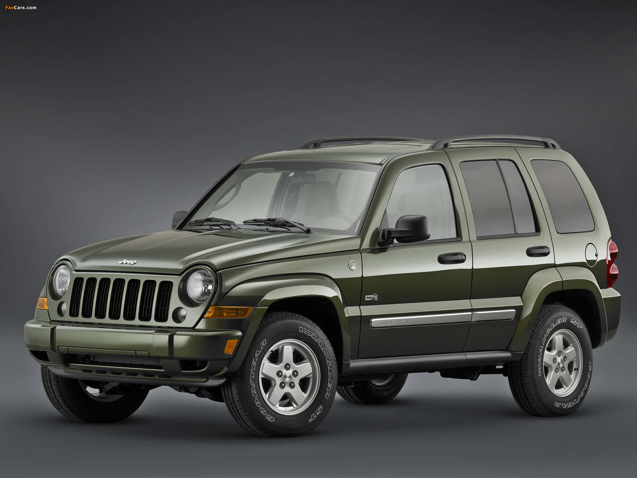 Jeep Liberty 桌布 壁紙 — 一架啞光橄欖綠色的Jeep Cherokee CRD SUV在深灰色工作室背景前矗立，展示其堅固設計和銀色合金輪圈。