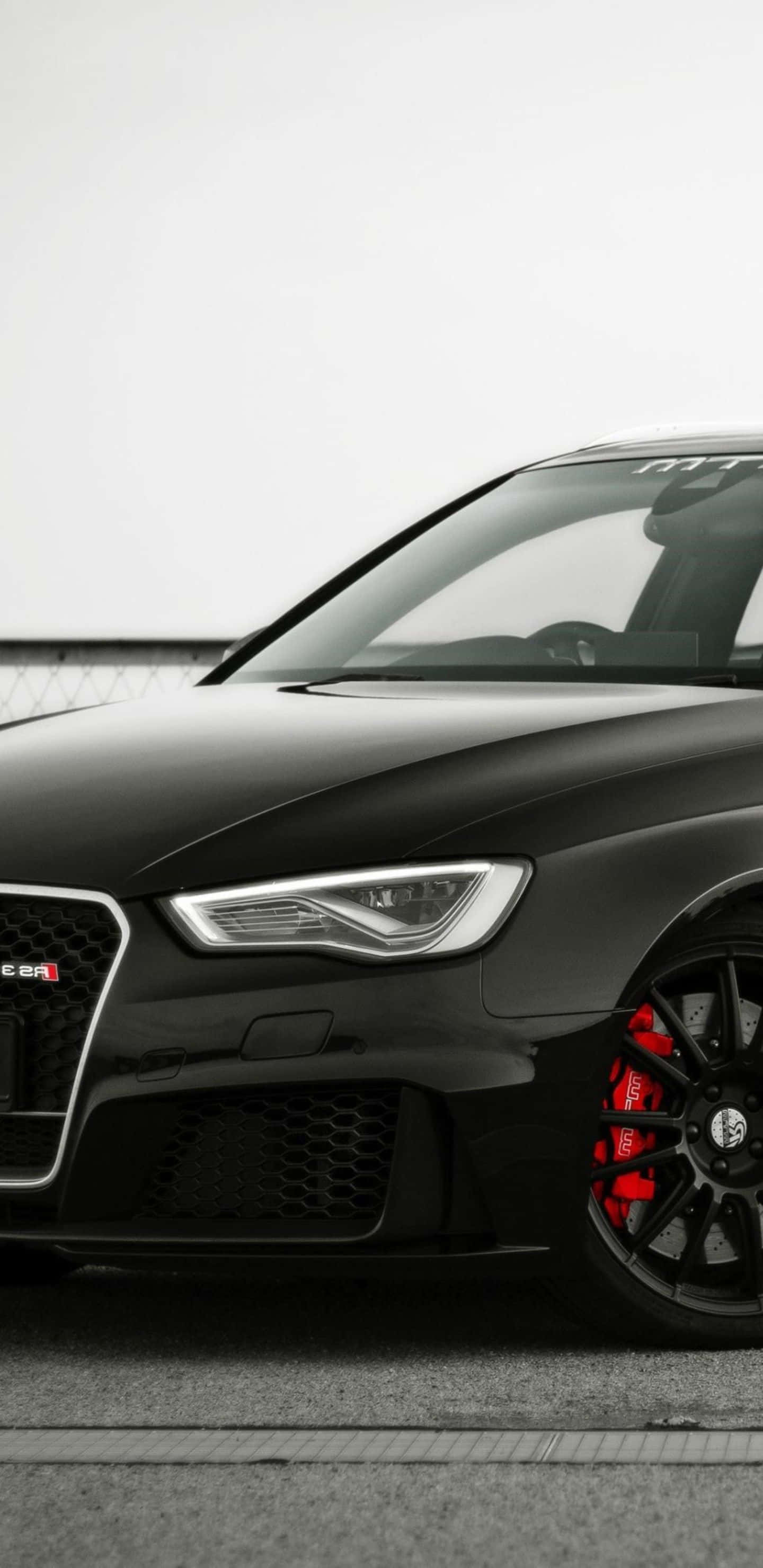 Audi Rs3 桌布 壁紙 — 一架型格啞黑色奧迪RS3配紅色制動卡鉗，停泊在混凝土路面上，天色陰沉。