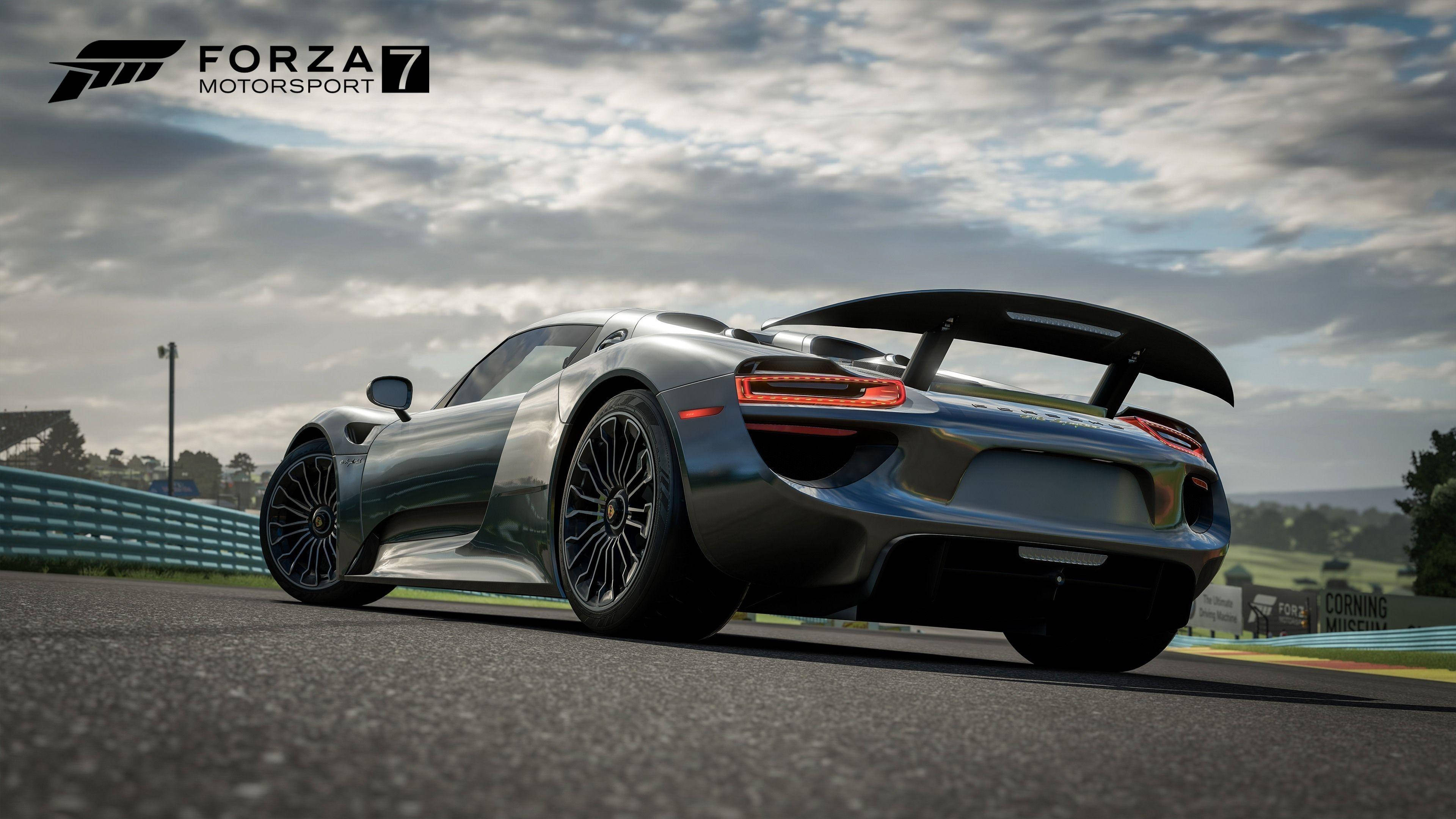 Forza 7 桌布 壁紙 — 一架型格銀色保時捷918 Spyder，紅色尾燈閃爍，在陰天下停泊在賽車場上。