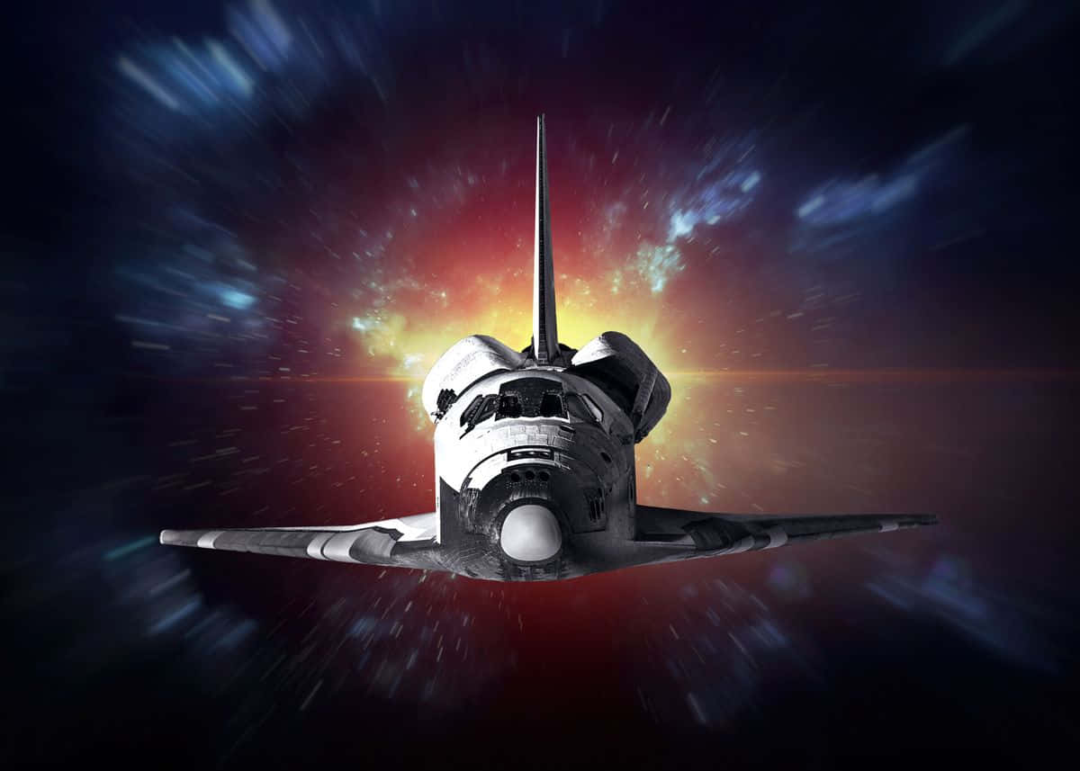 Interstellar Travel 桌布 壁紙 — 一架太空穿梭機穿過宇宙星雲向前飛馳，身後有劃過的星星和發光的紅橙色光芒。