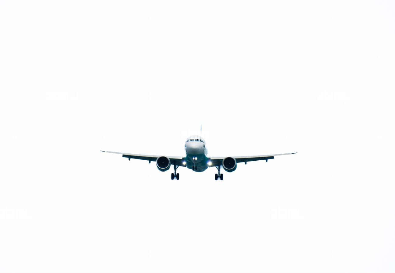 一架客機在天空中飛行 壁紙