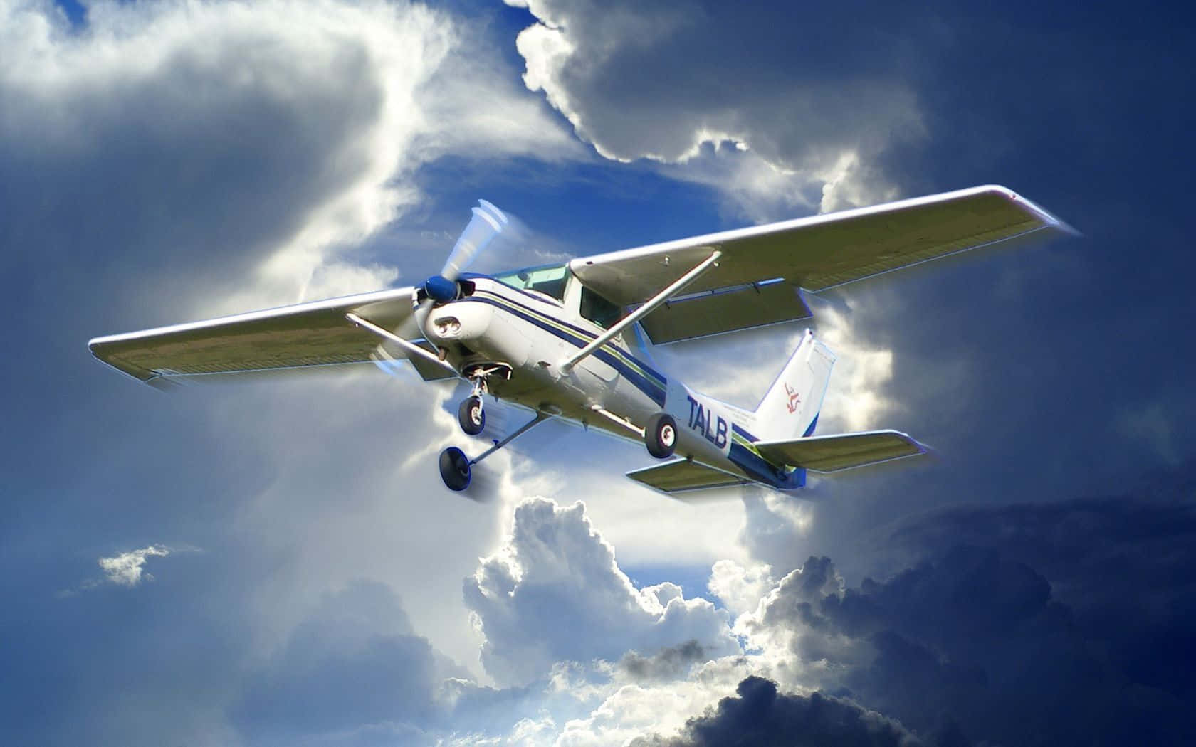 Aviation 桌布 壁紙 — 一架小型白色和藍色螺旋槳飛機在充滿蓬鬆白雲和深藍色斑塊的戲劇性天空中翱翔。