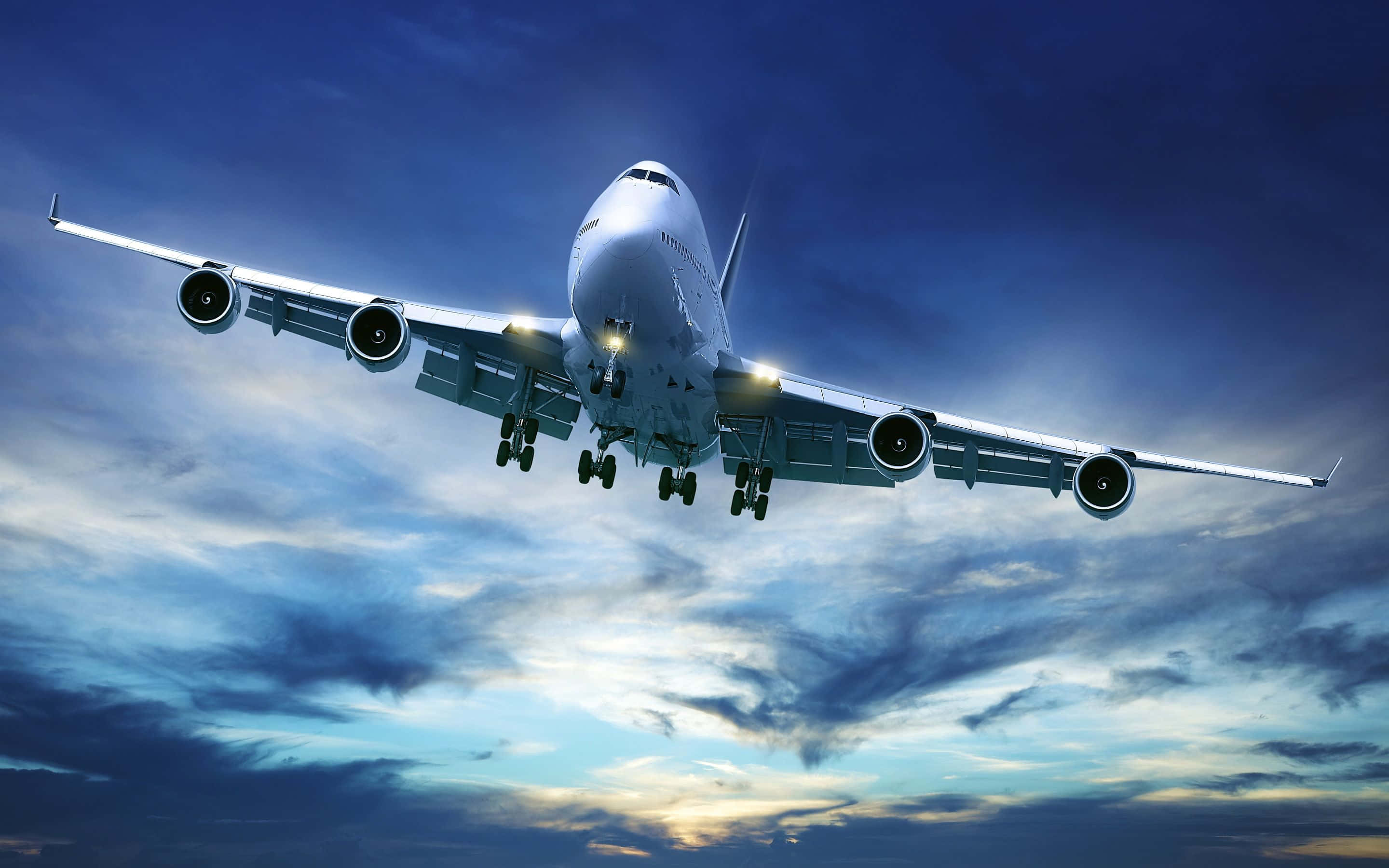 Flight 桌布 壁紙 — 一架巨大的白色珍寶客機在戲劇性的暮色天空下放下起落架向地面降落。