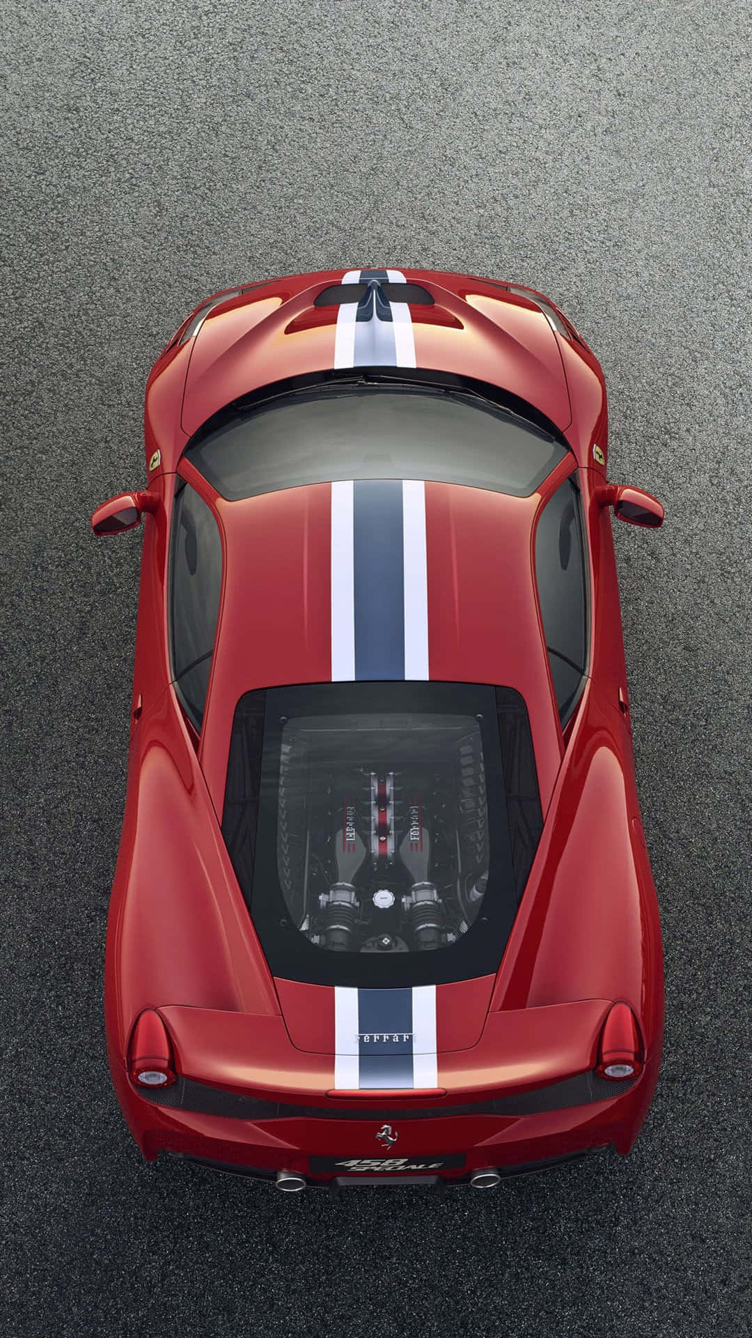 Ferrari 458 Speciale 桌布 壁紙 — 一架帶有白色和黑色條紋的紅色法拉利跑車停在瀝青路上，從空中視角展示其引擎。
