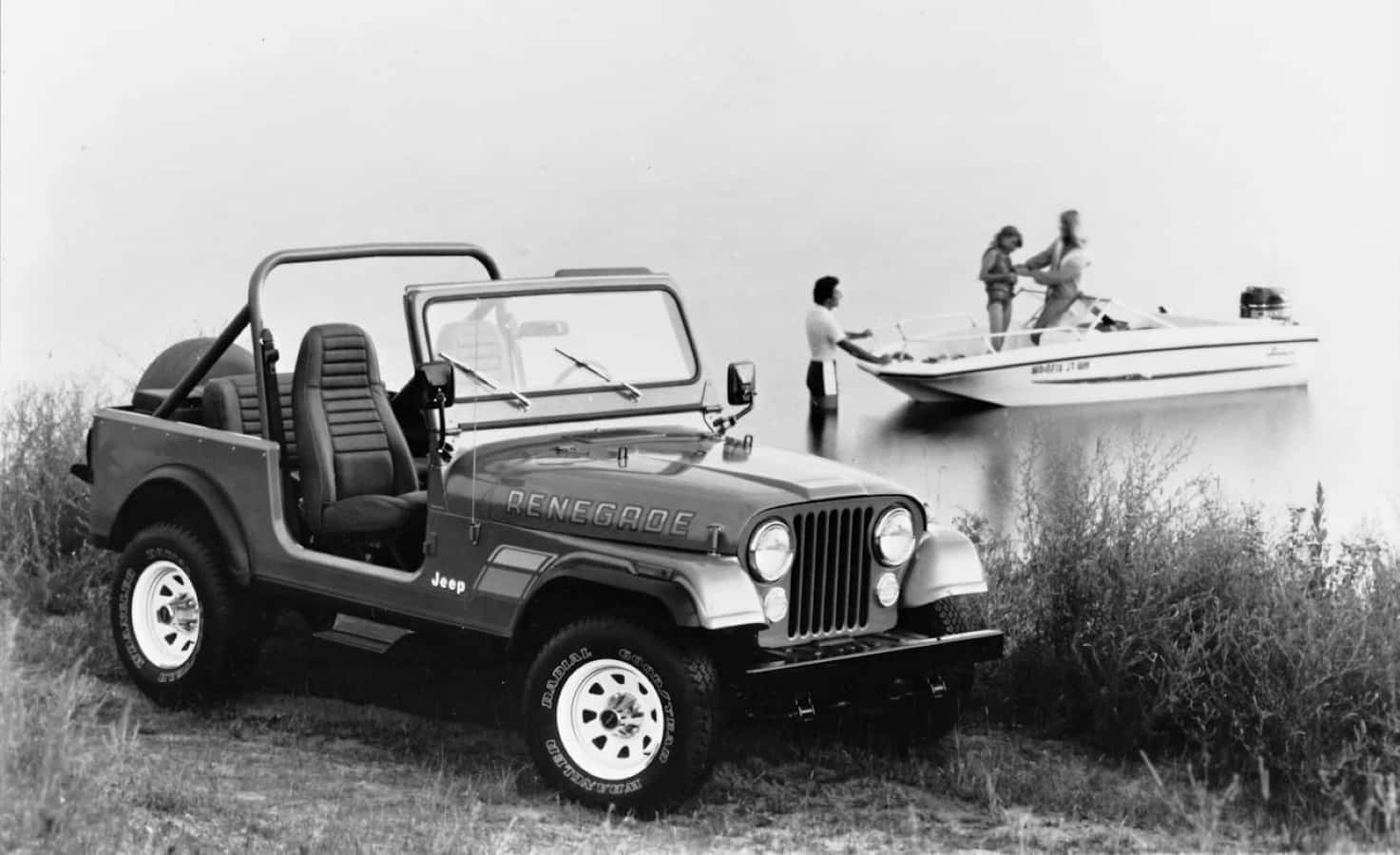 Jeep Cj 桌布 壁紙 — 一架復古Jeep Renegade停泊在水邊，背景中有三個人坐在船上。