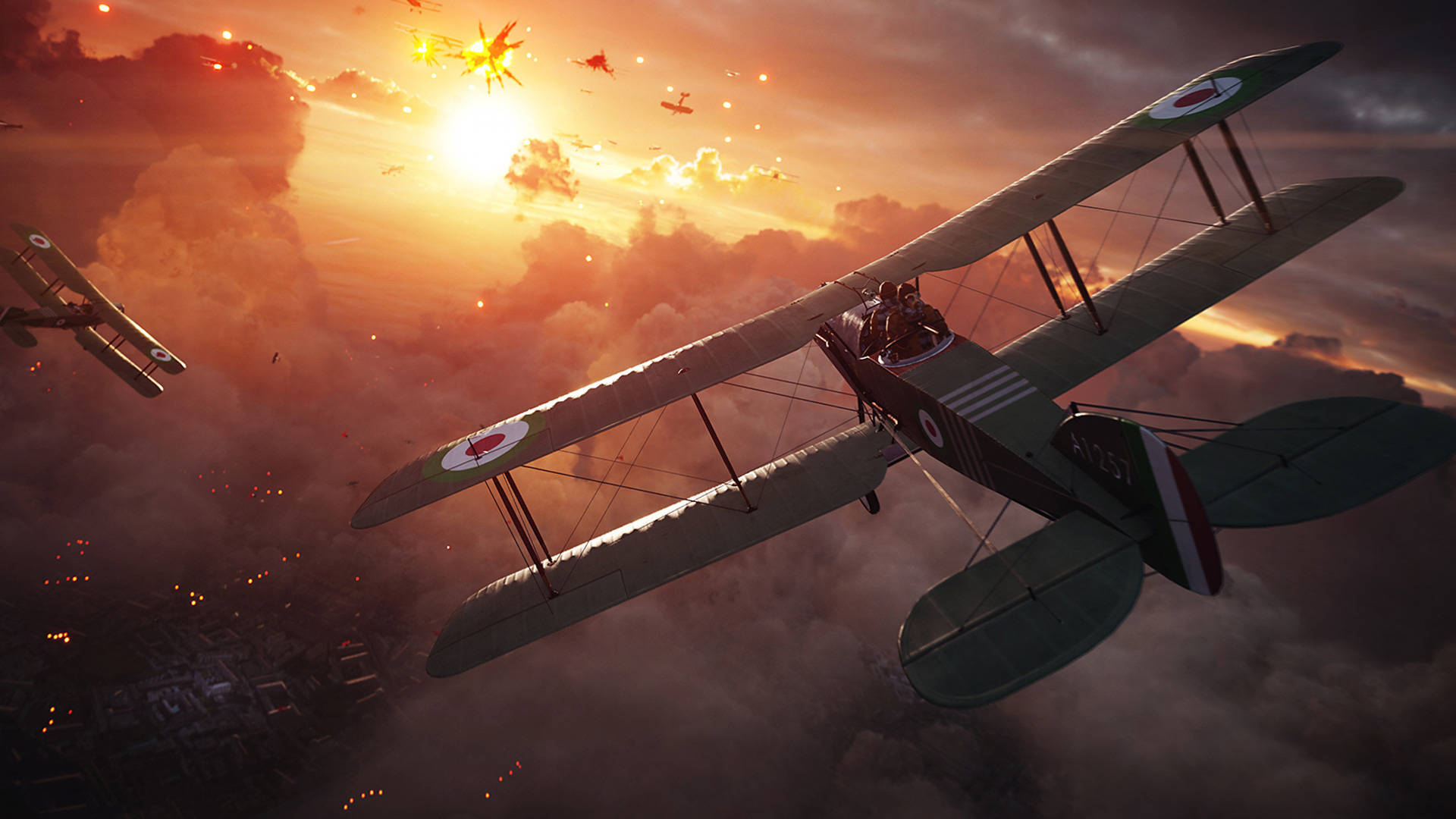 Battlefield 1 HD 桌布 壁紙 — 一架復古雙翼機在爆炸和遠處飛機的空中戰鬥中，翱翔於熾熱的日落雲層之間。