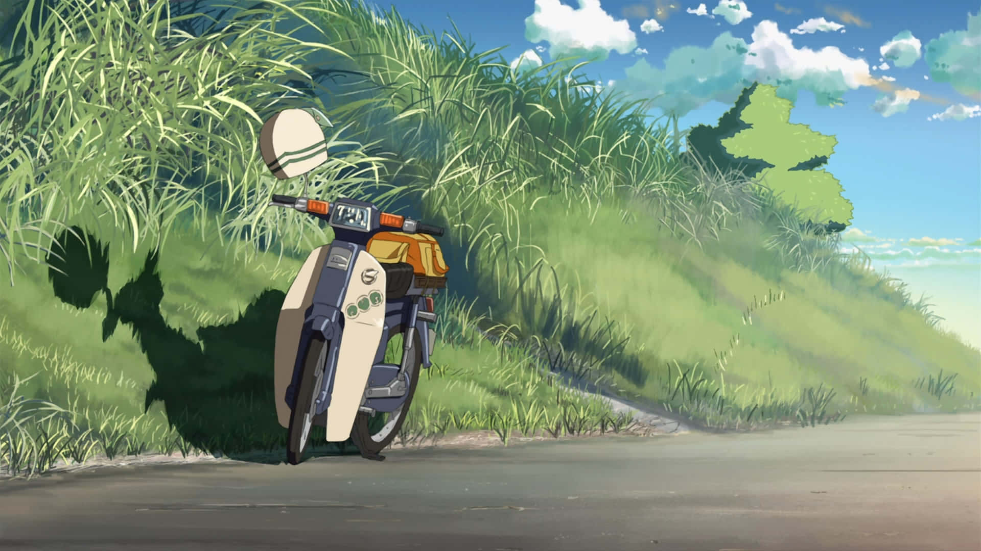 Makoto Shinkai 桌布 壁紙 — 一架復古電單車停喺陽光普照嘅草地小山丘旁邊，天空蔚藍，白雲朵朵。