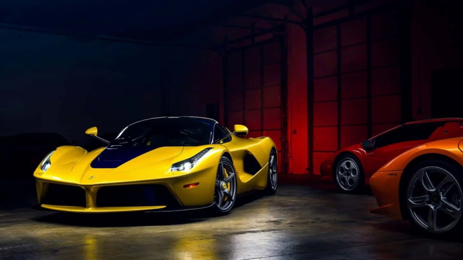 Ferrari Laferrari 桌布 壁紙 — 一架搶眼的黃色法拉利LaFerrari和橙色法拉利F12tdf停泊在昏暗的車庫中，沐浴在紅色環境光下。