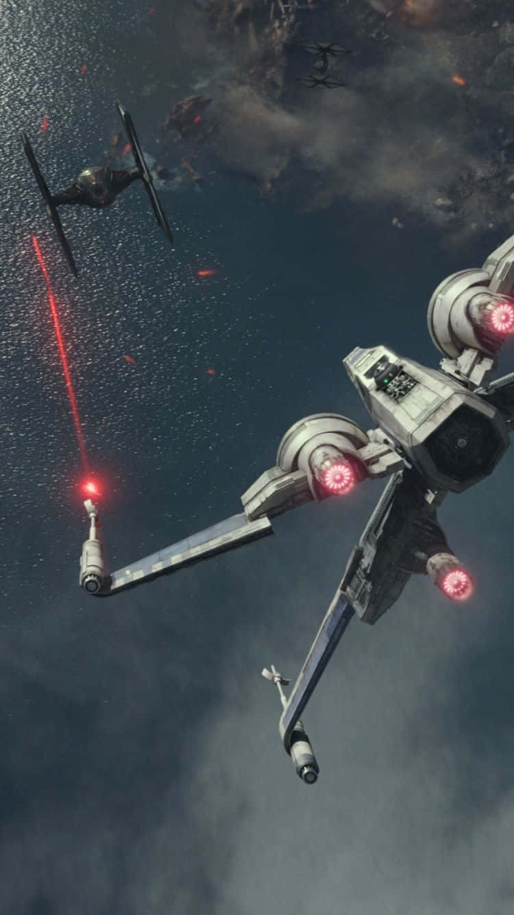 X-wing Fighter 桌布 壁紙 — 一架星際戰機在充滿碎片和爆炸的風暴般太空戰鬥中，向TIE戰機發射紅色激光。