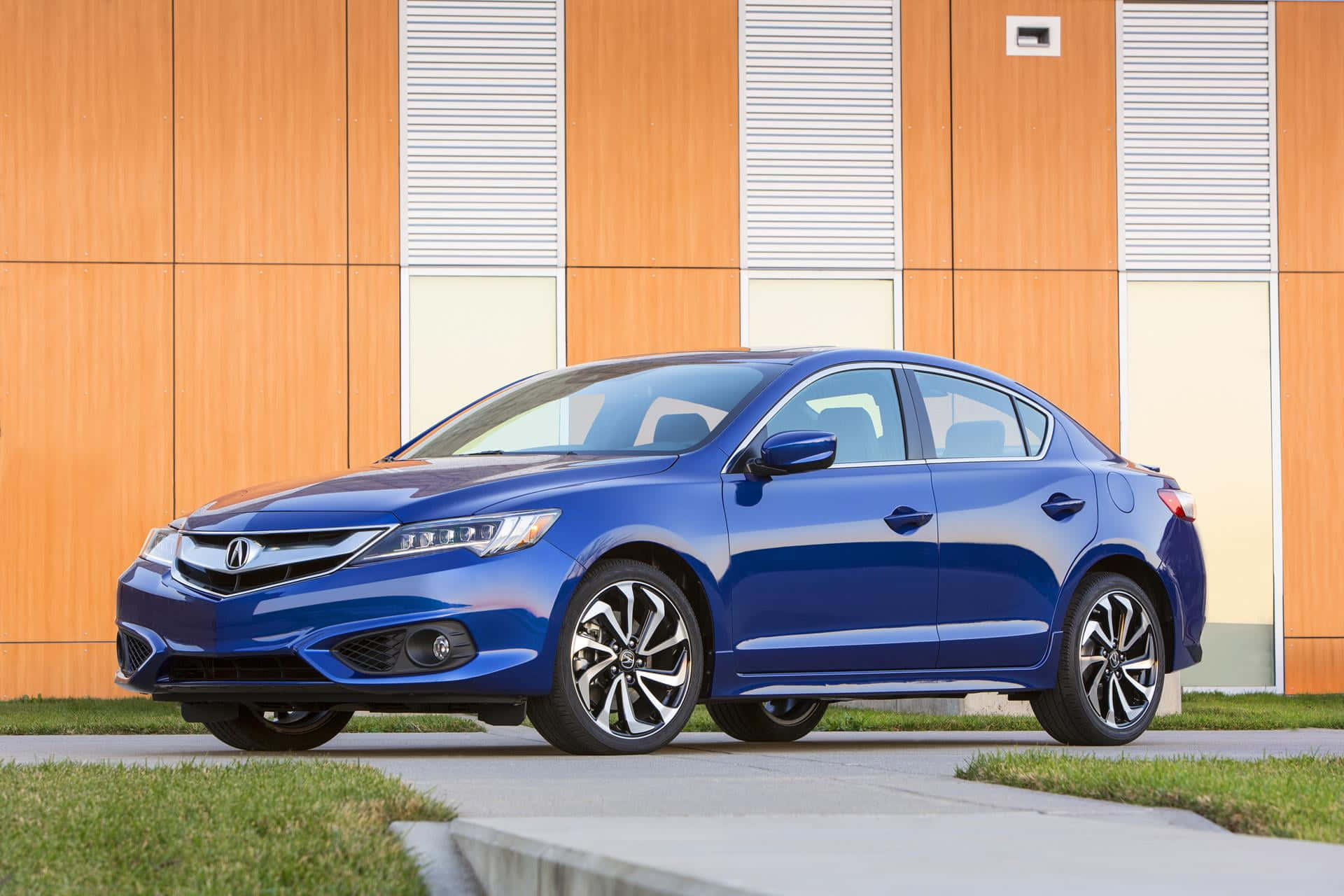 Acura Ilx 桌布 壁紙 — 一架時尚嘅藍色房車停泊喺現代木質同白色面板建築物前嘅行人路上。