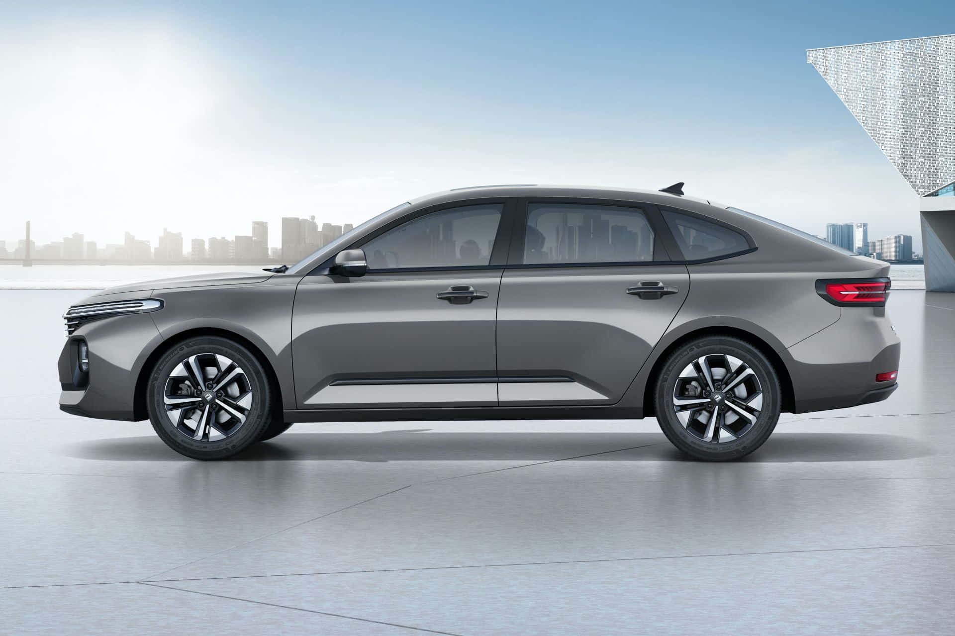 Baojun 桌布 壁紙 — 一架時尚灰色房車停泊在簡約混凝土平台上，背景是現代城市天際線，天空清澈湛藍。