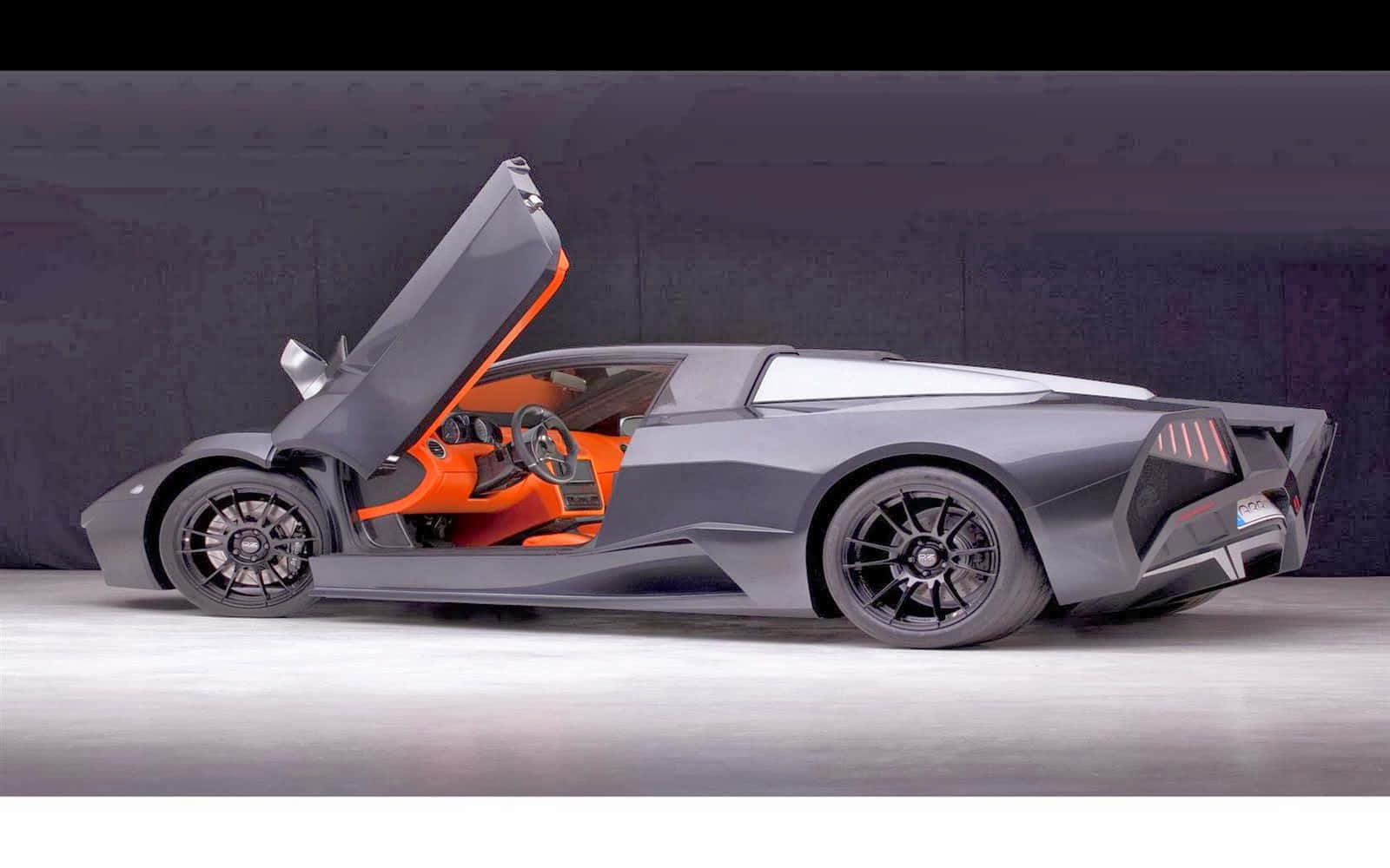 Car Model 桌布 壁紙 — 一架時尚灰色跑車，橙色內飾，剪刀門打開，靠著深色紋理牆壁。