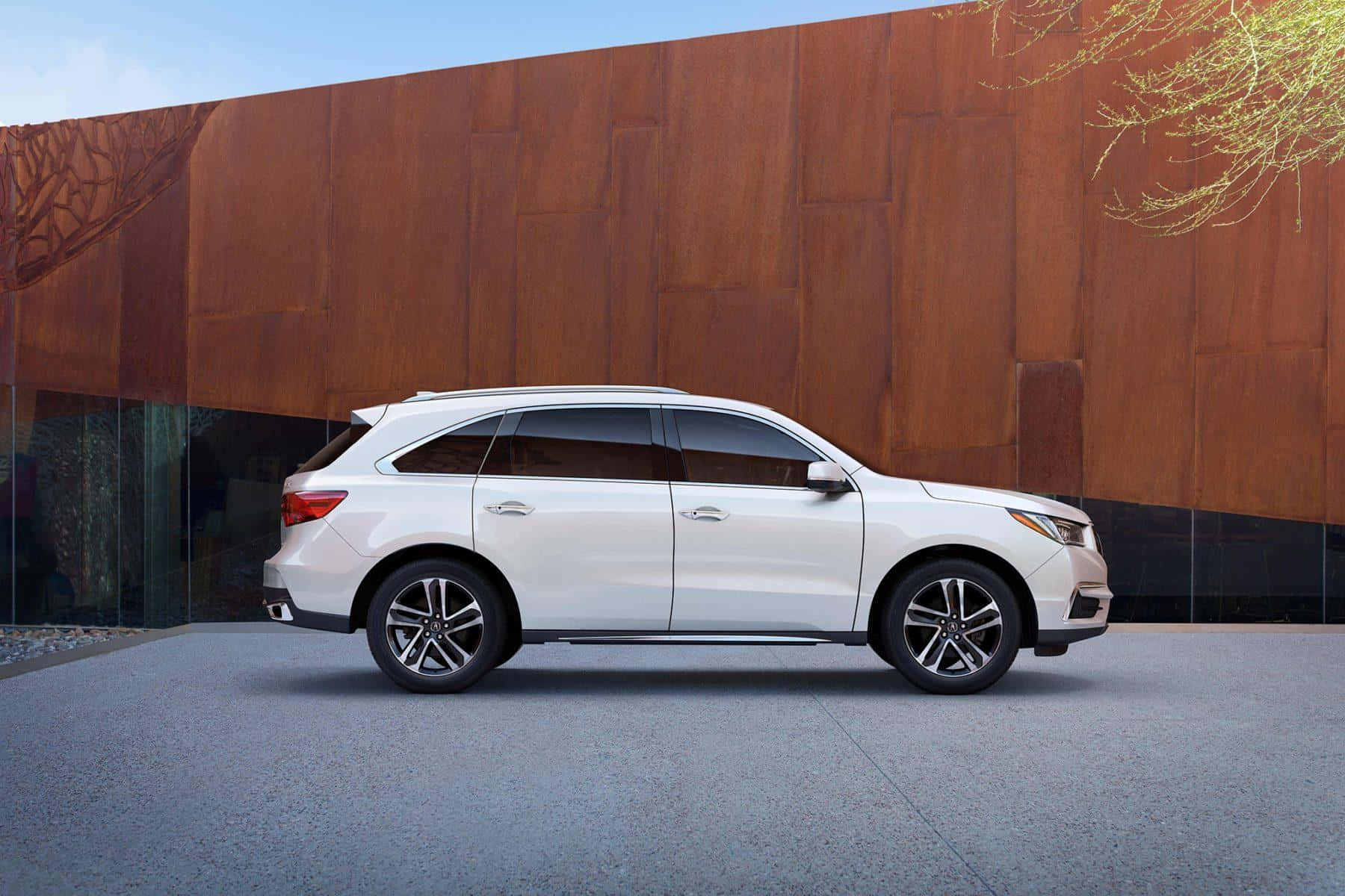 Acura Mdx 桌布 壁紙 — 一架時尚白色SUV停泊在現代鏽色牆旁邊，天空清澈湛藍。