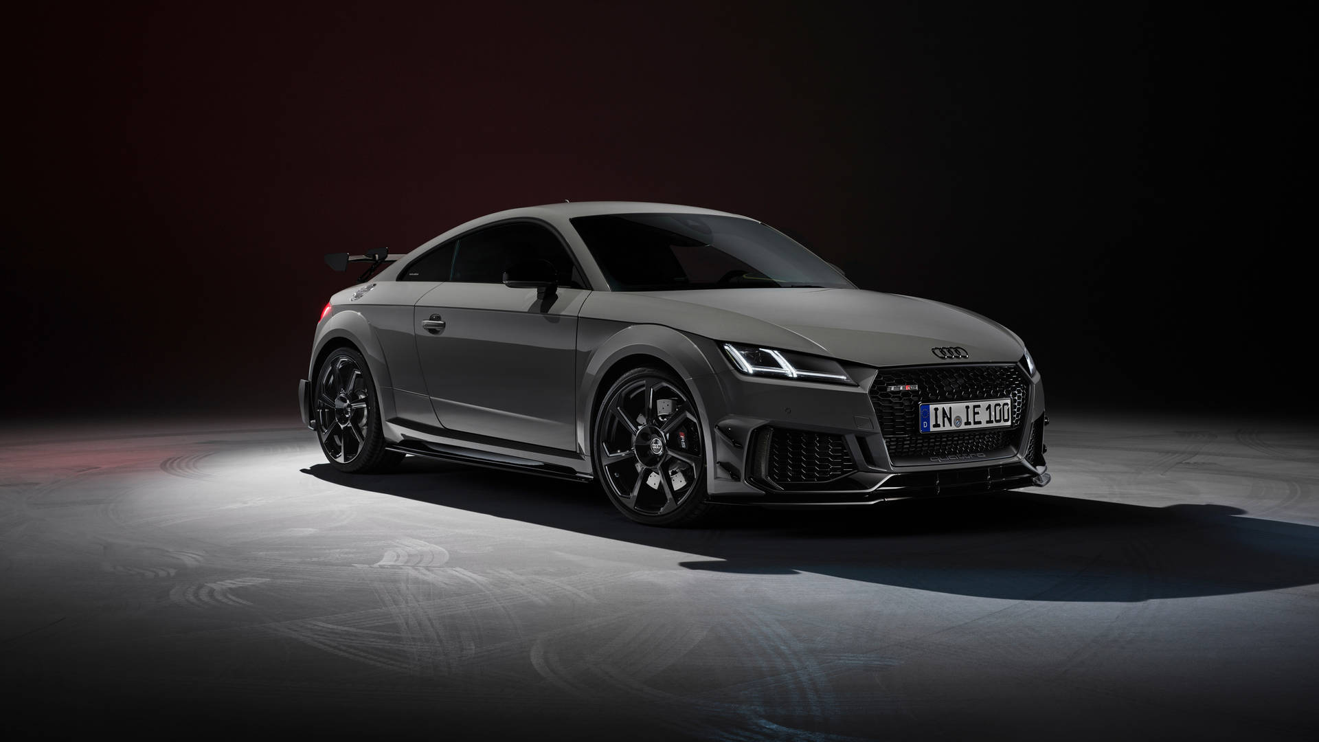 啞光灰色Audi TT RS跑車在攝影棚內，帶有輪胎痕跡和戲劇性燈光。 — 奧迪 GIF 壁紙