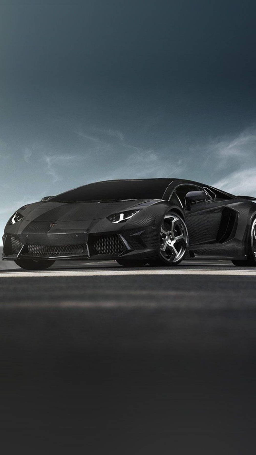 汽車 桌布 壁紙 — 一架時尚的啞光黑色林寶堅尼Aventador停泊在昏暗的道路上，背景是帶有戲劇性雲層的暮色天空。
