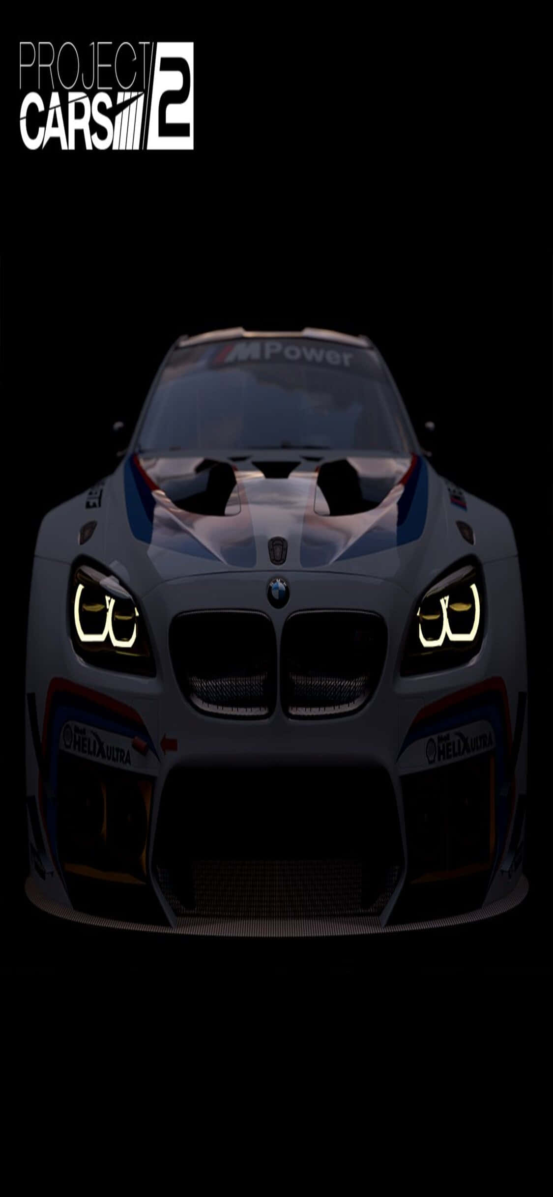 Project Cars 2 - BMW M6 壁紙 — 一架時尚的寶馬賽車在漆黑背景下閃爍著照亮的前燈，作為電子遊戲壁紙。