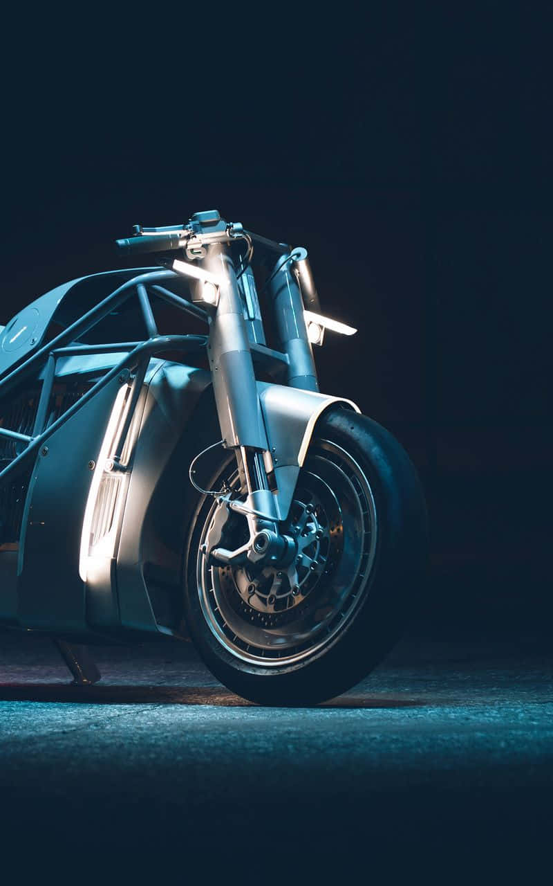Electric Bike 桌布 壁紙 — 一架時尚的未來感電單車，帶有外露車架和發光藍色亮點，在黑暗背景下戲劇性地照亮。