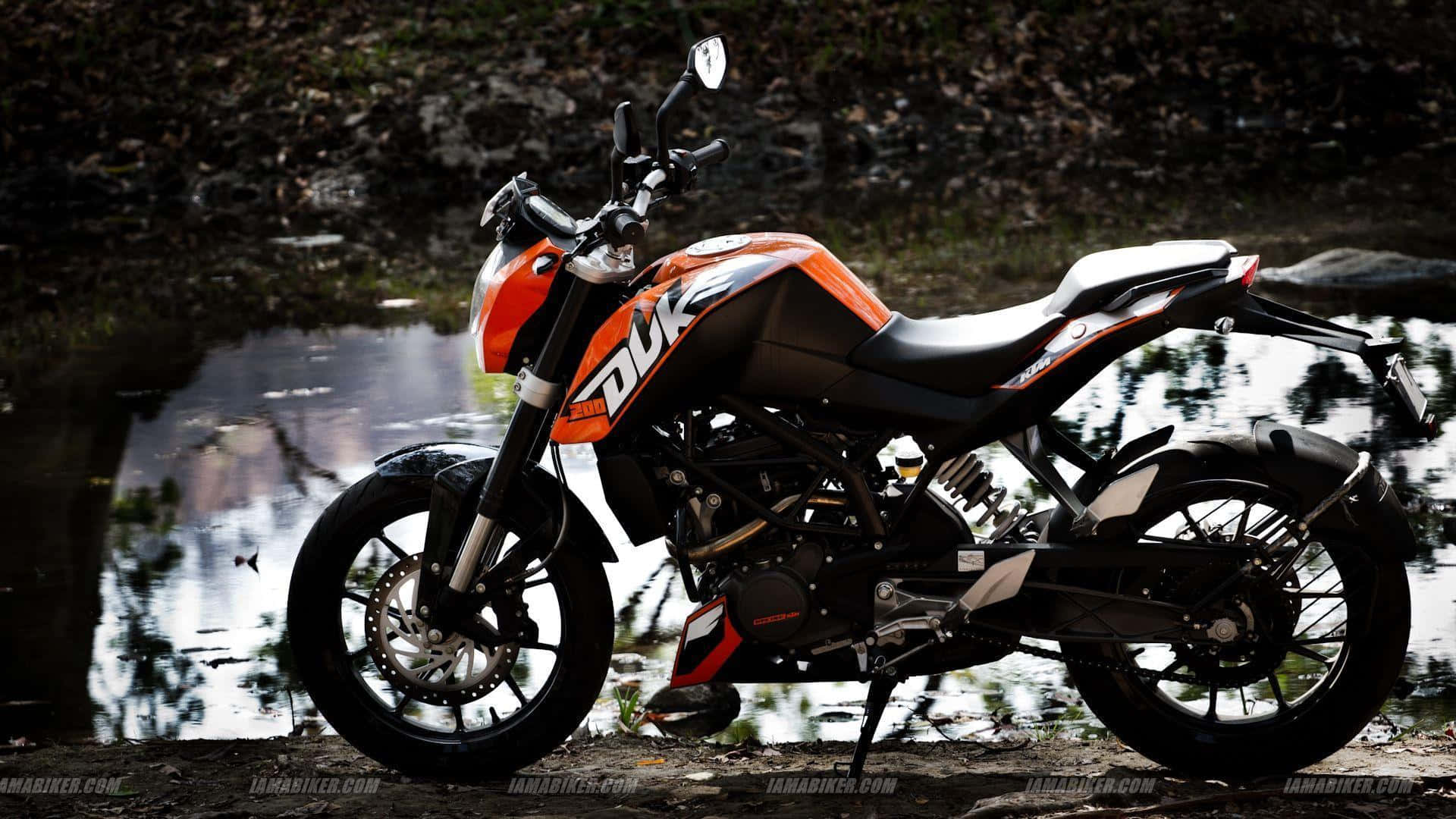 Ktm Bike 桌布 壁紙 — 一架時尚的橙色和黑色KTM Duke電單車在黃昏時分停靠在反射森林池塘旁。
