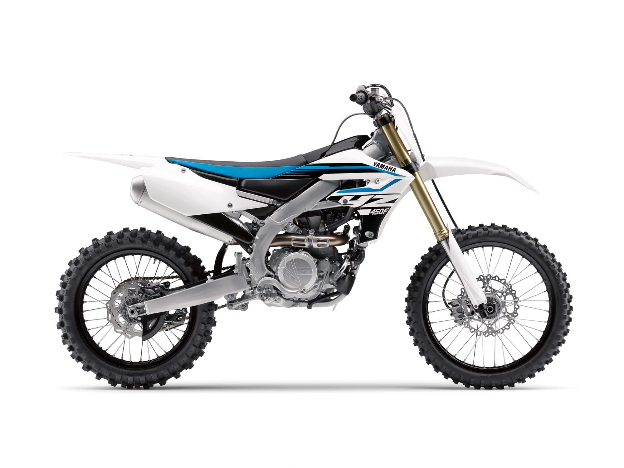 Dirtbike 桌布 壁紙 — 一架時尚的白色、藍色和黑色Yamaha越野電單車，在潔白背景前展現其堅固輪胎和金色前叉。