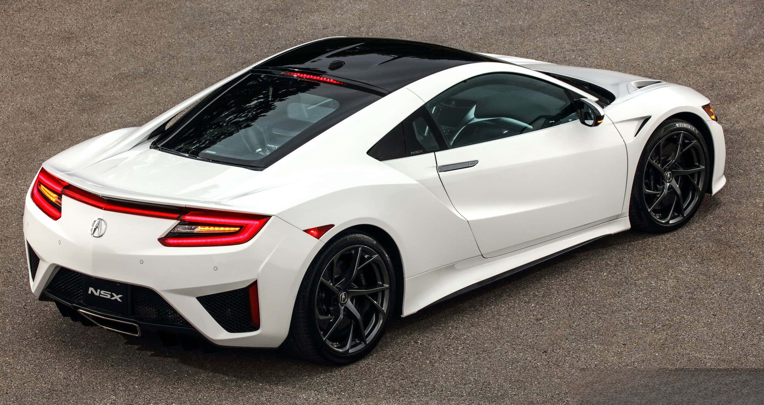 Honda Nsx 桌布 壁紙 — 一架時尚的白色Acura NSX跑車，帶有黑色飾邊和發光的紅色尾燈，停在瀝青路面上。