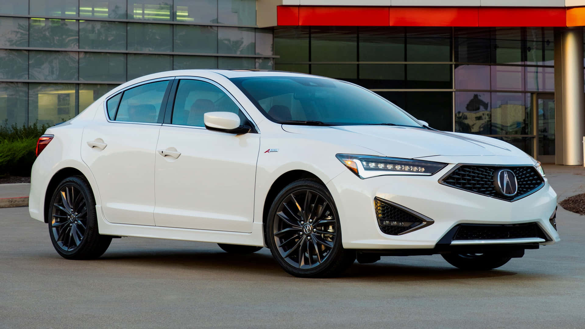 Acura Ilx 桌布 壁紙 — 一架時尚的白色Acura房車配黑色輪圈，停泊在現代玻璃建築前。