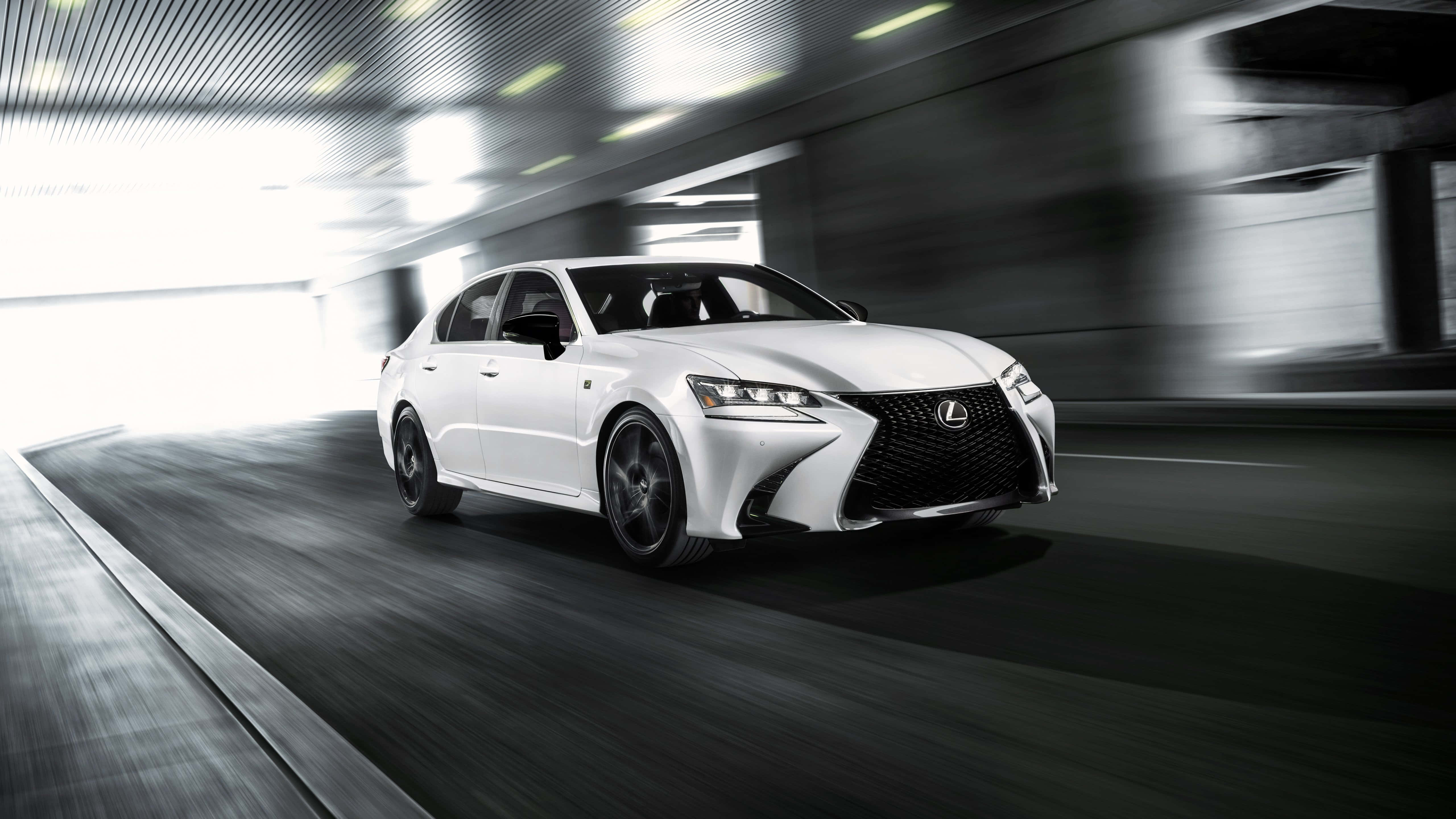 Lexus Gs 桌布 壁紙 — 一架時尚的白色Lexus房車在現代隧道中疾馳，動態模糊強調了速度。
