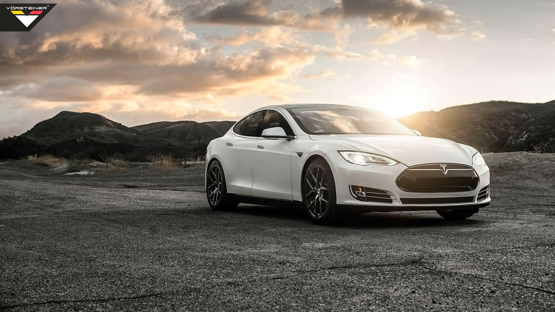 tesla 桌布 壁紙 — 一架時尚的白色Tesla Model S停泊在裂開的瀝青路上，背景是戲劇性的日落光線和起伏的山丘。