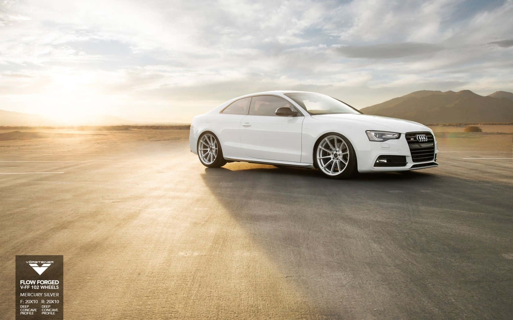 Audi S5 桌布 壁紙 — 一架時尚的白色奧迪轎跑車在廣闊的沙漠跑道上，於金色夕陽下閃閃發光，遠方群山環繞。