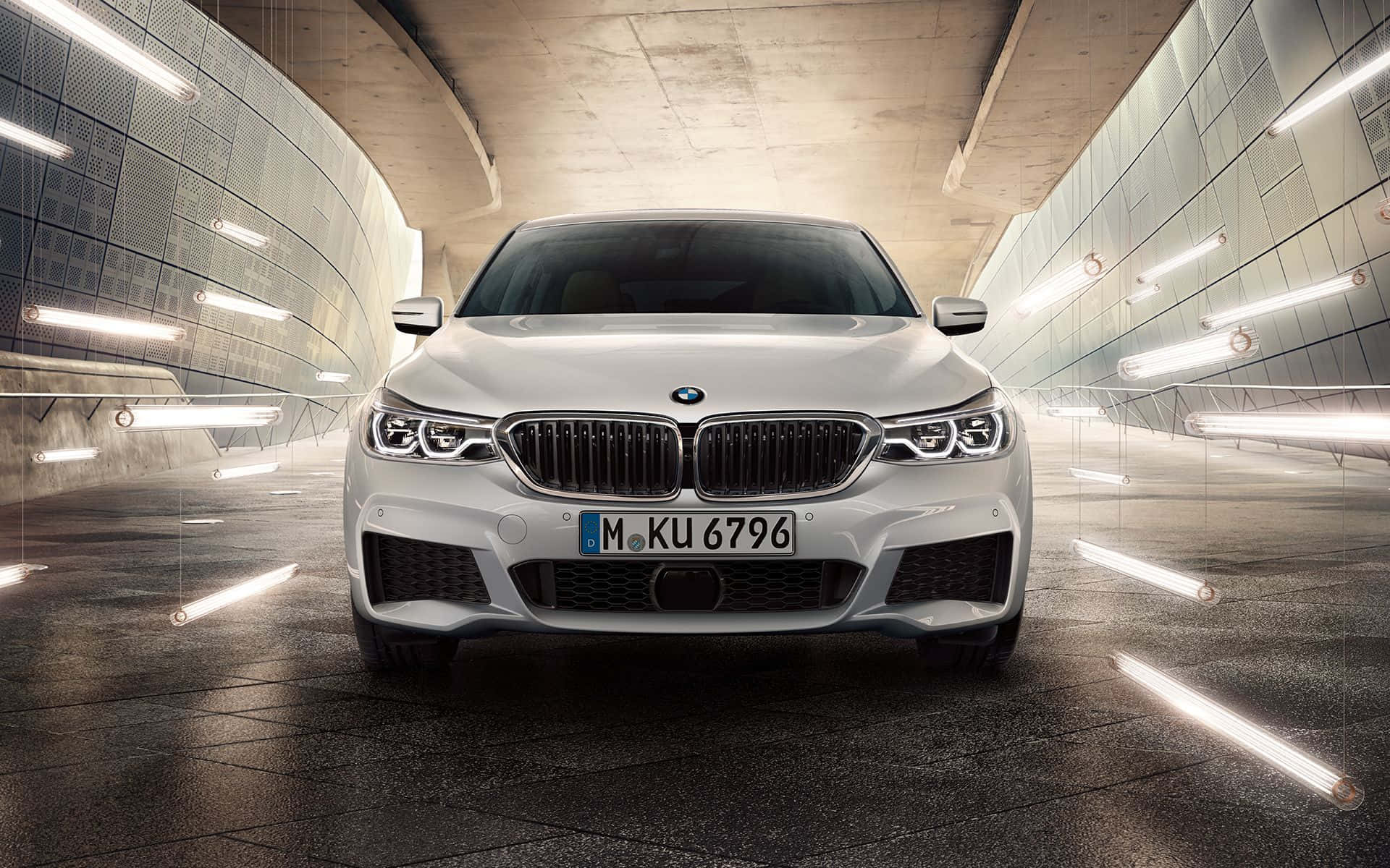 Bmw 6 Series 桌布 壁紙 — 一架時尚的白色寶馬房車在現代隧道中向前行駛，發光的線性燈光掠過。