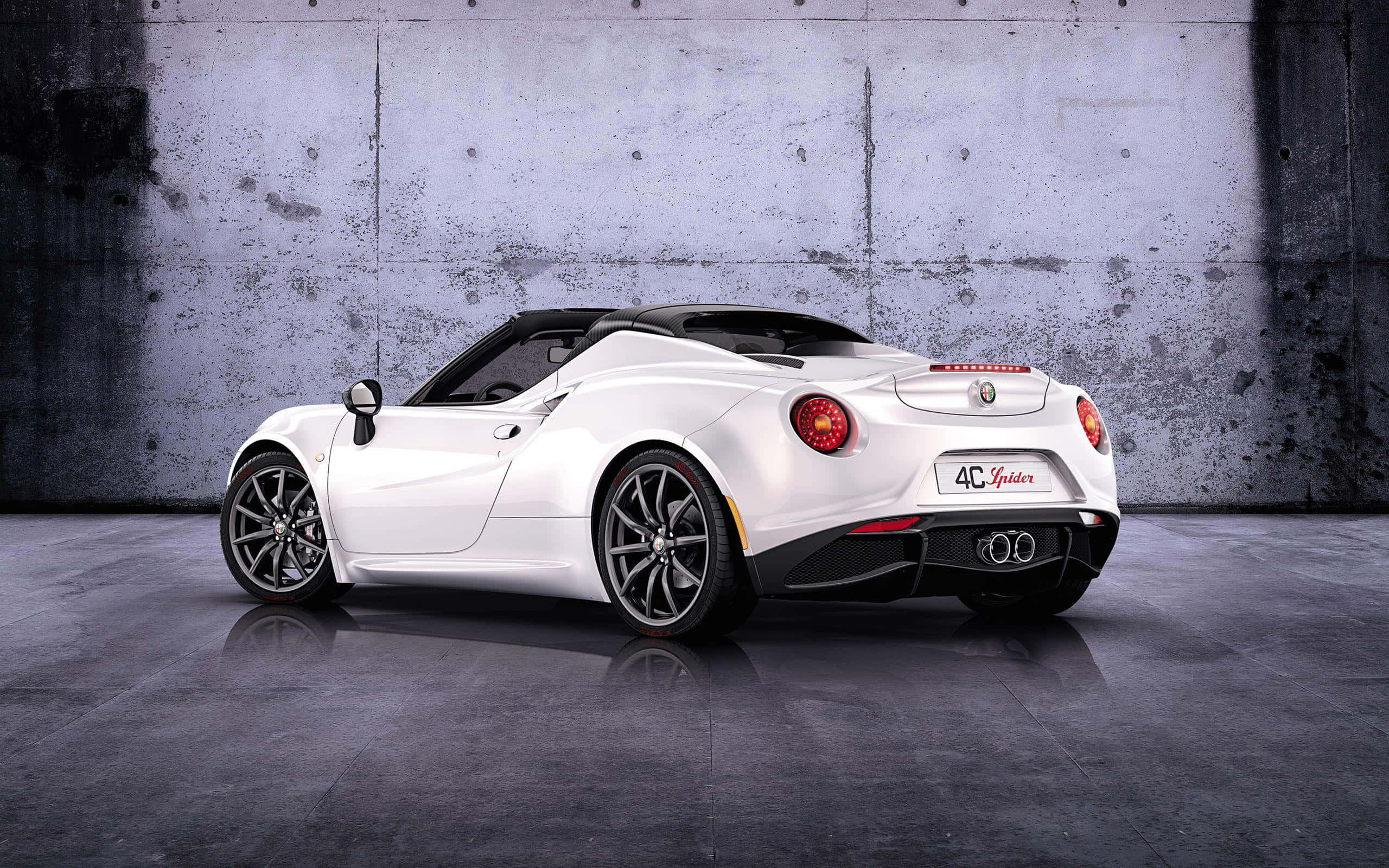 Alfa Romeo 4c 桌布 壁紙 — 一架時尚的白色愛快羅密歐4C Spider跑車在一個極簡主義的工作室中展示，工作室有混凝土牆壁和反光地板。