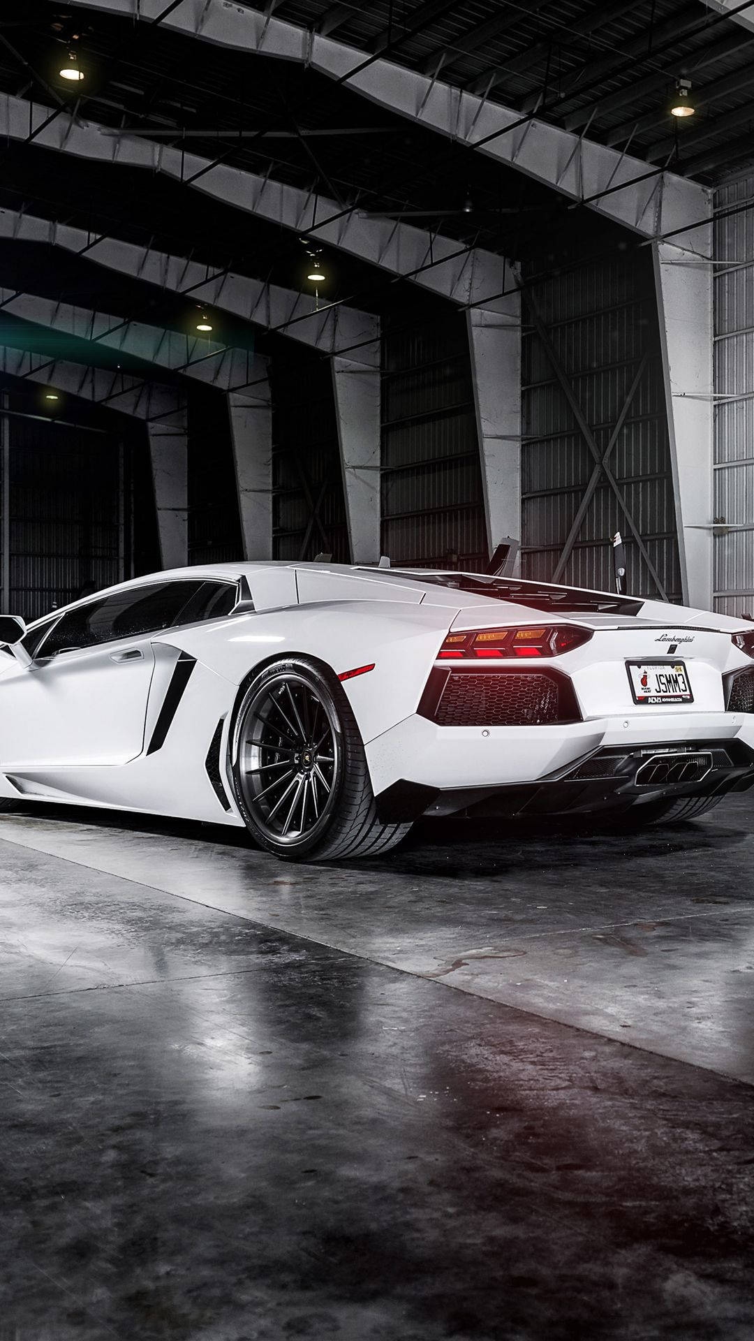 Cool Car 桌布 壁紙 — 一架時尚的白色林寶堅尼Aventador停泊在光線昏暗的工業車庫中，地面是反光的混凝土。