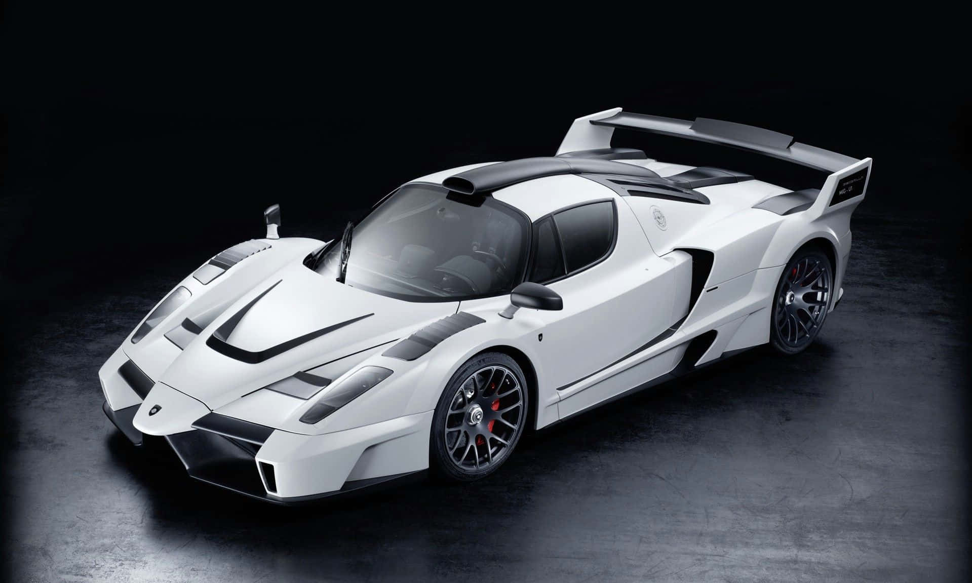 Ferrari Enzo 桌布 壁紙 — 一架時尚的白色法拉利Enzo跑車，帶有黑色飾件和紅色制動卡鉗，在深色工作室背景下戲劇性地擺出姿勢。