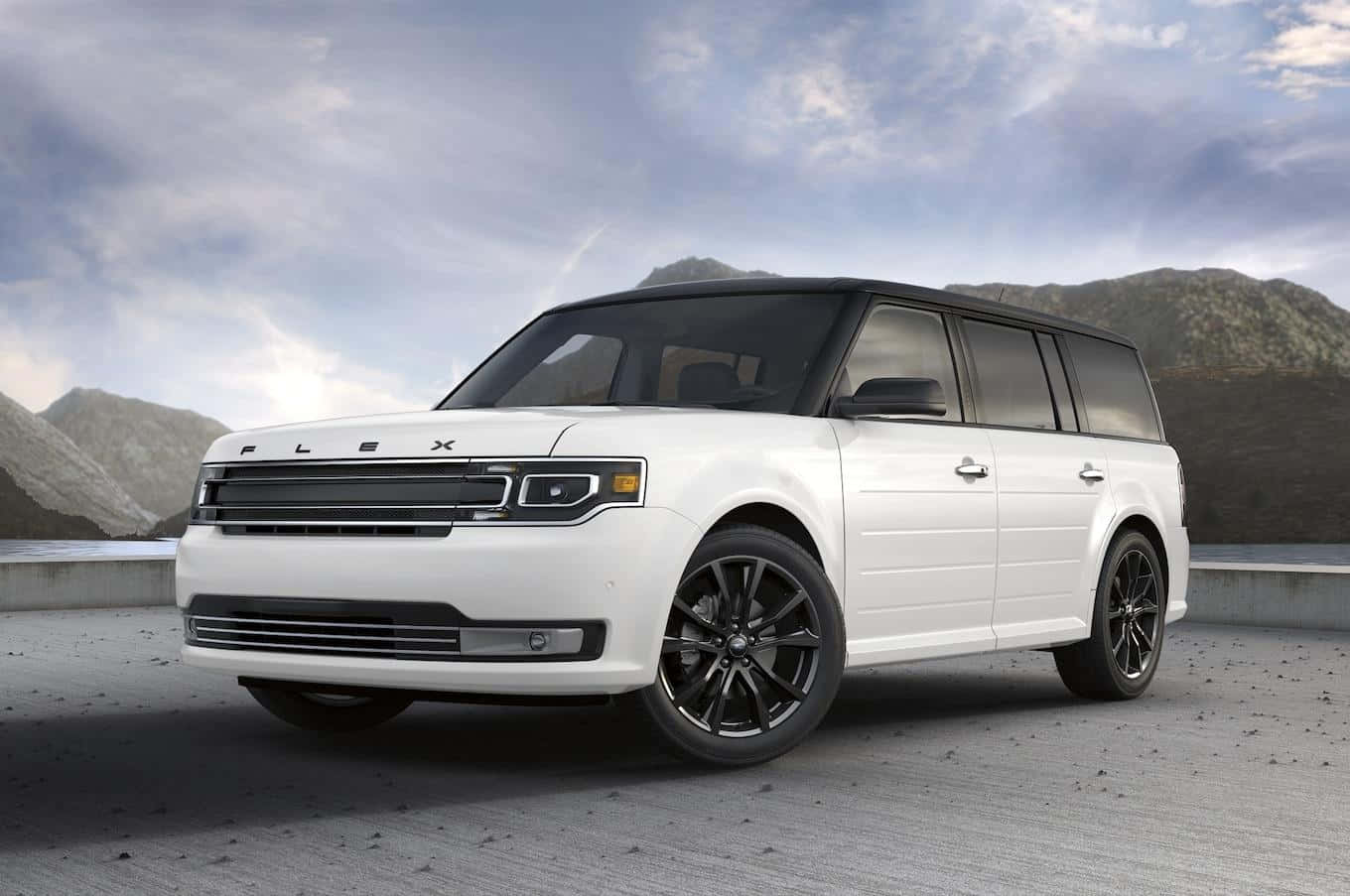 Ford Flex 桌布 壁紙 — 一架時尚的白色福特Flex SUV，配黑色輪圈，停泊在混凝土觀景台上，背景是崎嶇的山脈和陰天。