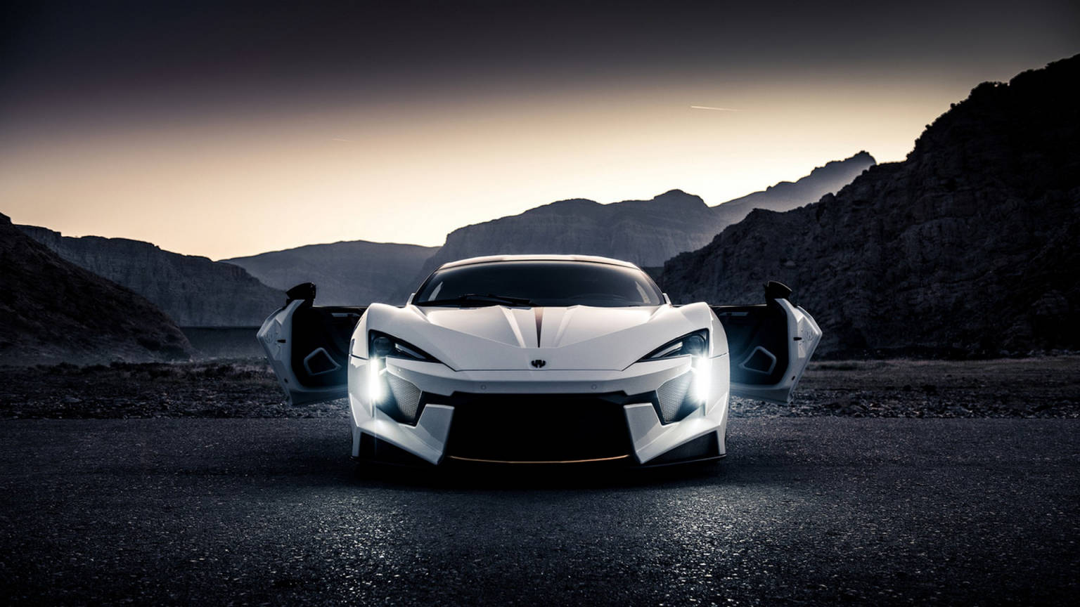 Sports Car 桌布 壁紙 — 一架時尚的白色超級跑車，配備發光頭燈和打開的車門，在黃昏時分停在一條黑暗的道路上，背景是崎嶇的山脈。