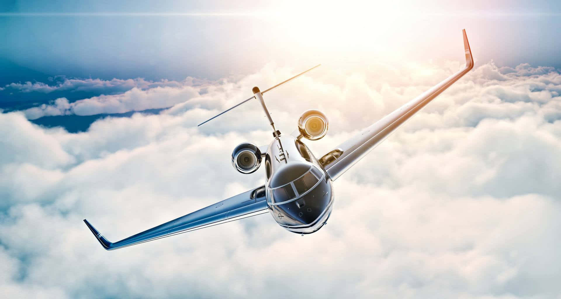 Aviation 桌布 壁紙 — 一架時尚的私人飛機在蓬鬆的白雲上方翱翔，太陽在天空中明亮地照耀。