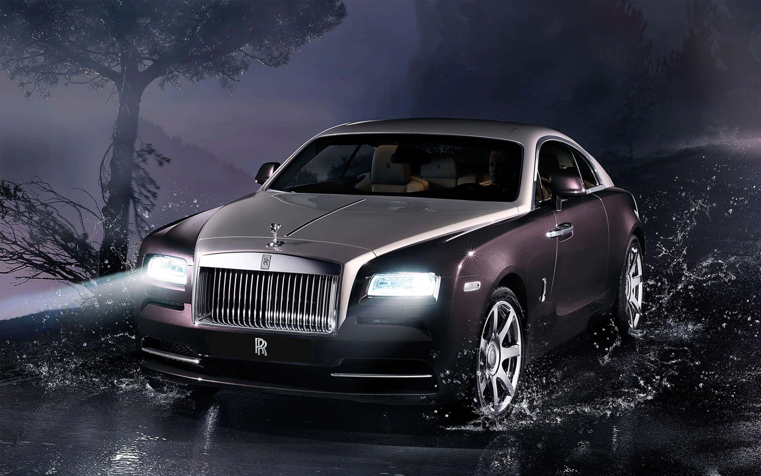 Rolls Royce 桌布 壁紙 — 一架時尚的紫色勞斯萊斯魅影在戲劇性的夜間燈光下濺起水花，背景是霧氣朦朧的樹木。