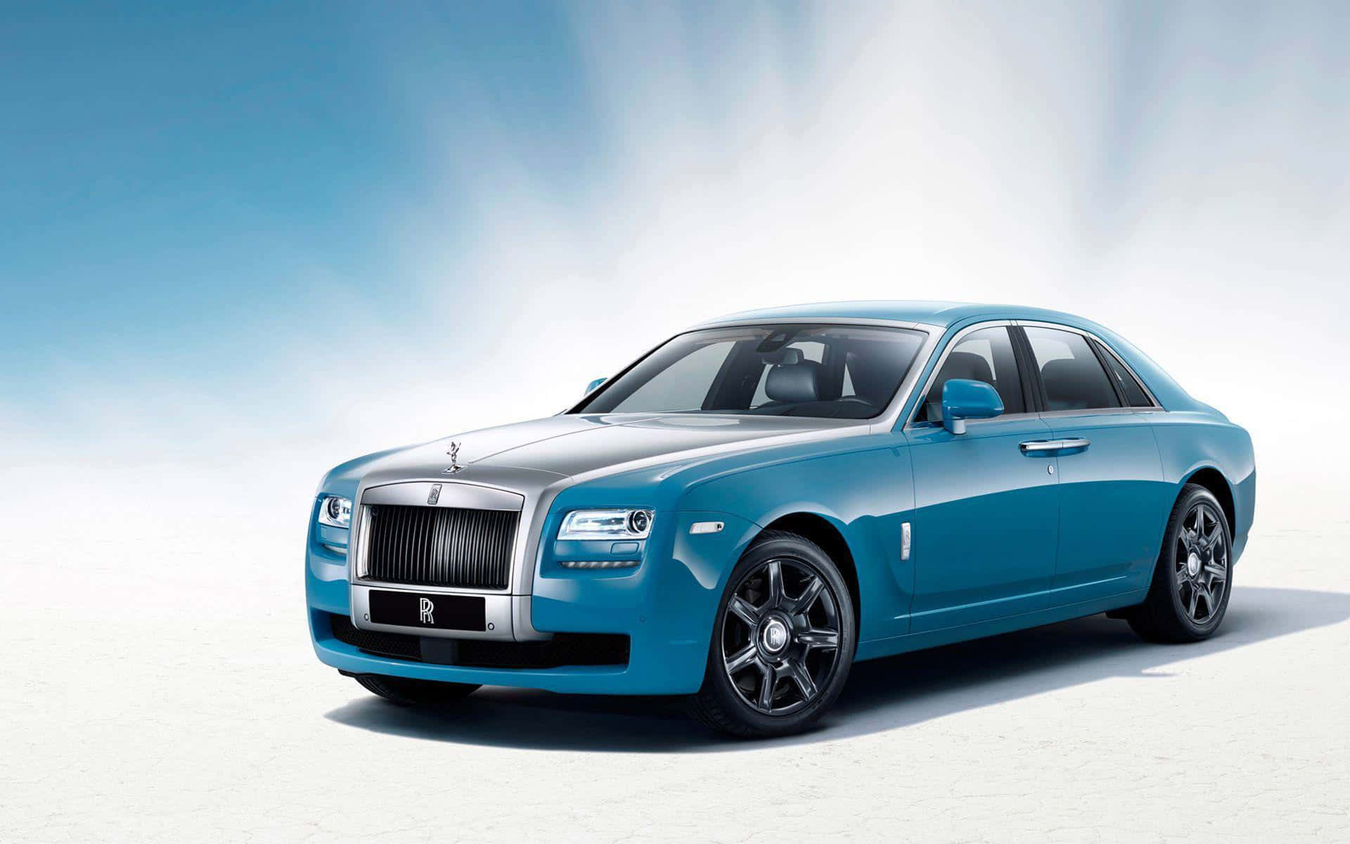 Rolls Royce 桌布 壁紙 — 一架時尚的綠松色勞斯萊斯幻影在明亮的日光下，在極簡的白色和藍色漸變背景前閃閃發光。