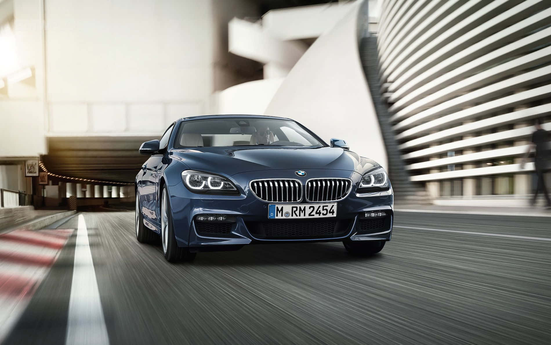 Bmw 6 Series 桌布 壁紙 — 一架時尚的藍色BMW 6系轎跑車在現代城市隧道中疾馳，動態模糊效果強調了速度。