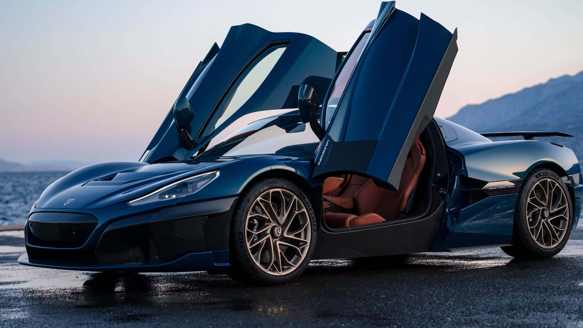 Rimac 桌布 壁紙 — 一架時尚的藍色跑車，鷗翼門打開，停在暮色中濕漉漉的海岸公路上。