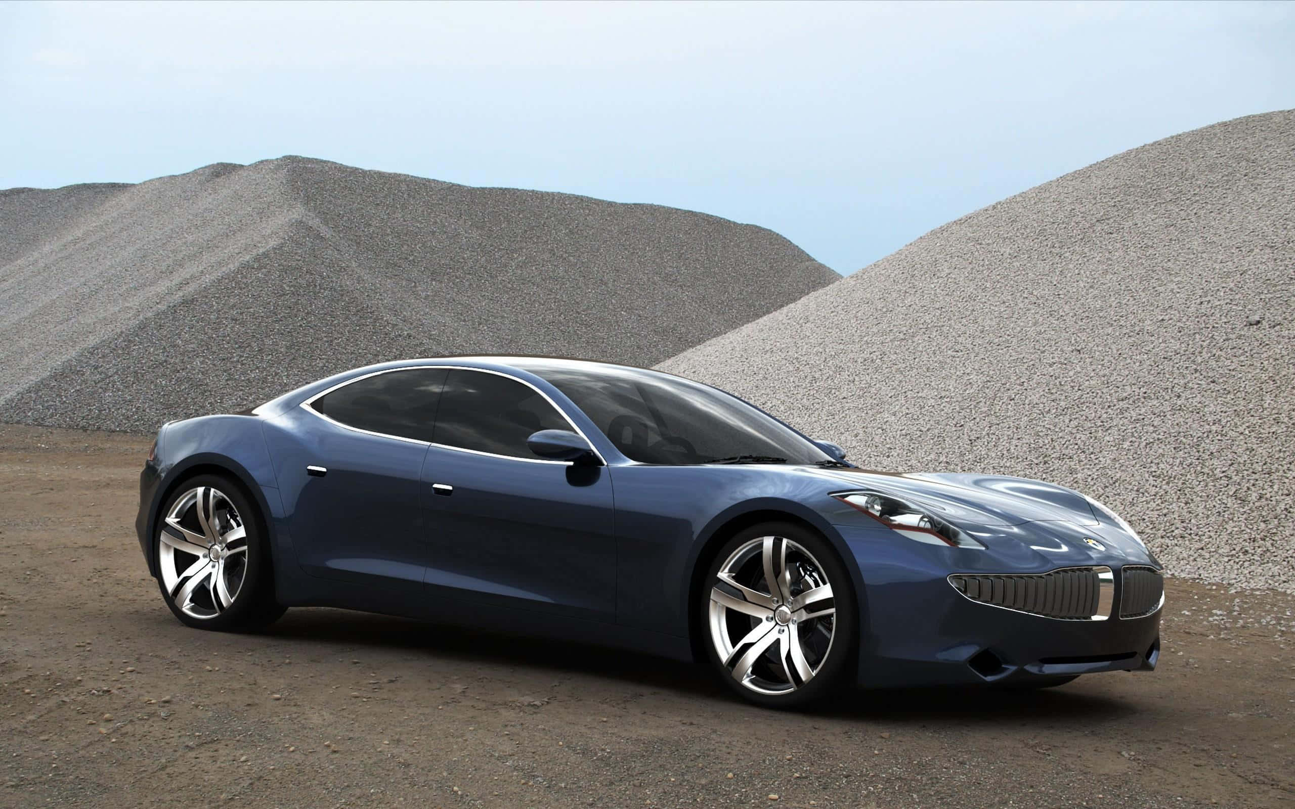 Fisker 桌布 壁紙 — 一架時尚的藍色跑車停泊在泥土上，前方是巨大的灰色礫石堆，天空蒼白。