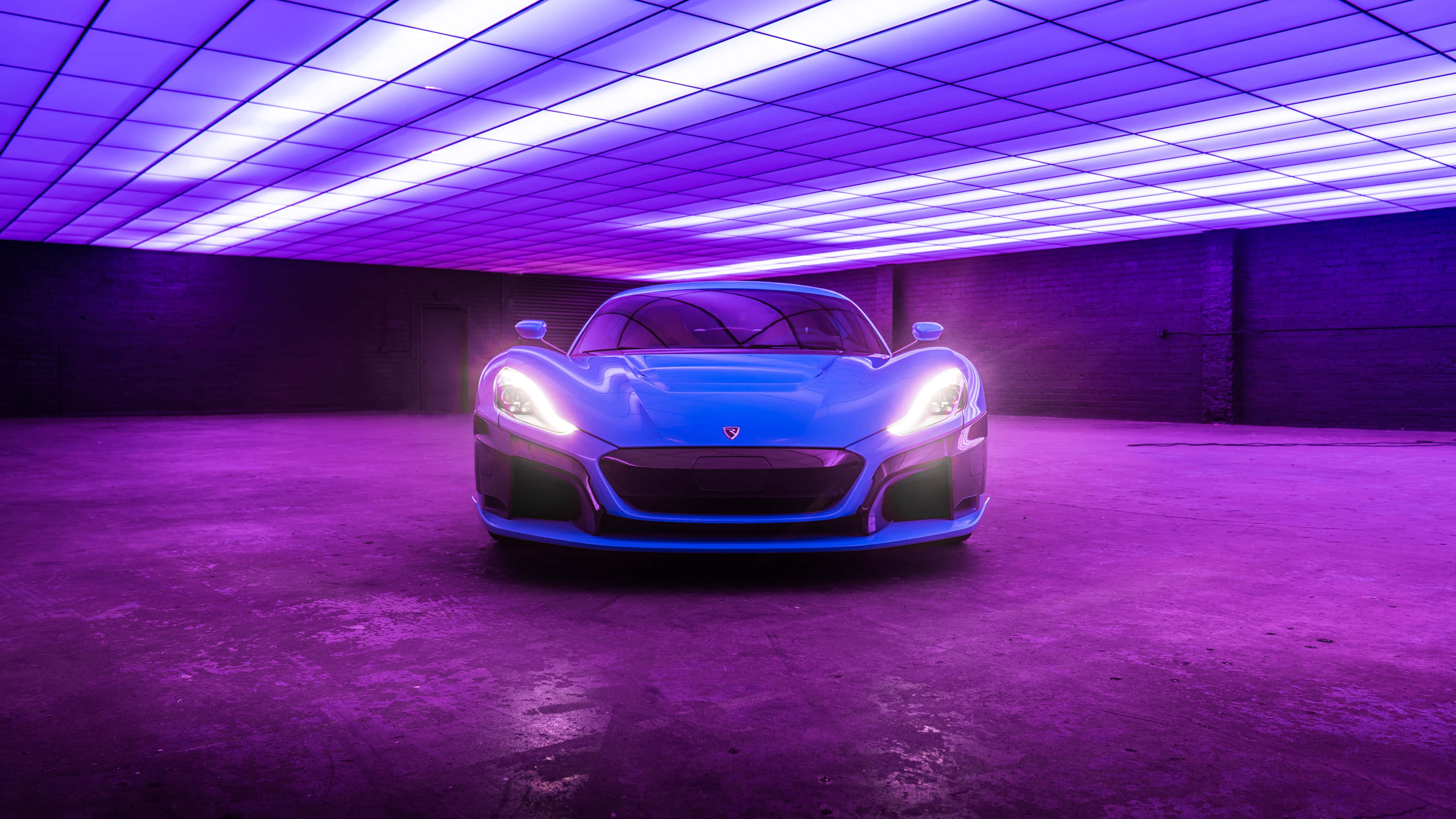 Rimac 桌布 壁紙 — 一架時尚的藍色跑車在簡約的地下車庫中，在充滿活力的紫色霓虹燈下閃耀。