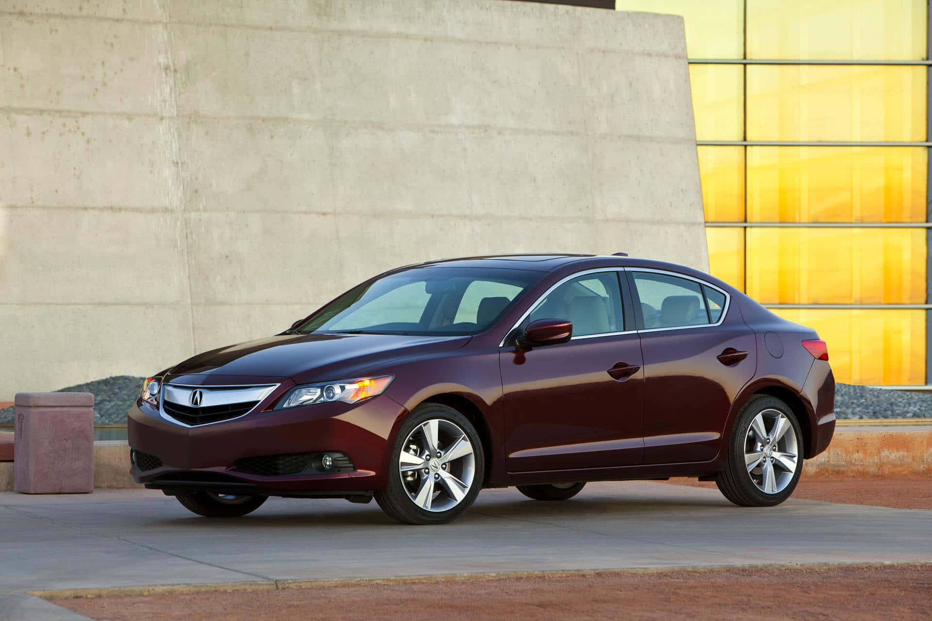 Acura Ilx 桌布 壁紙 — 一架時尚的酒紅色Acura房車停泊在現代混凝土和玻璃牆建築前。