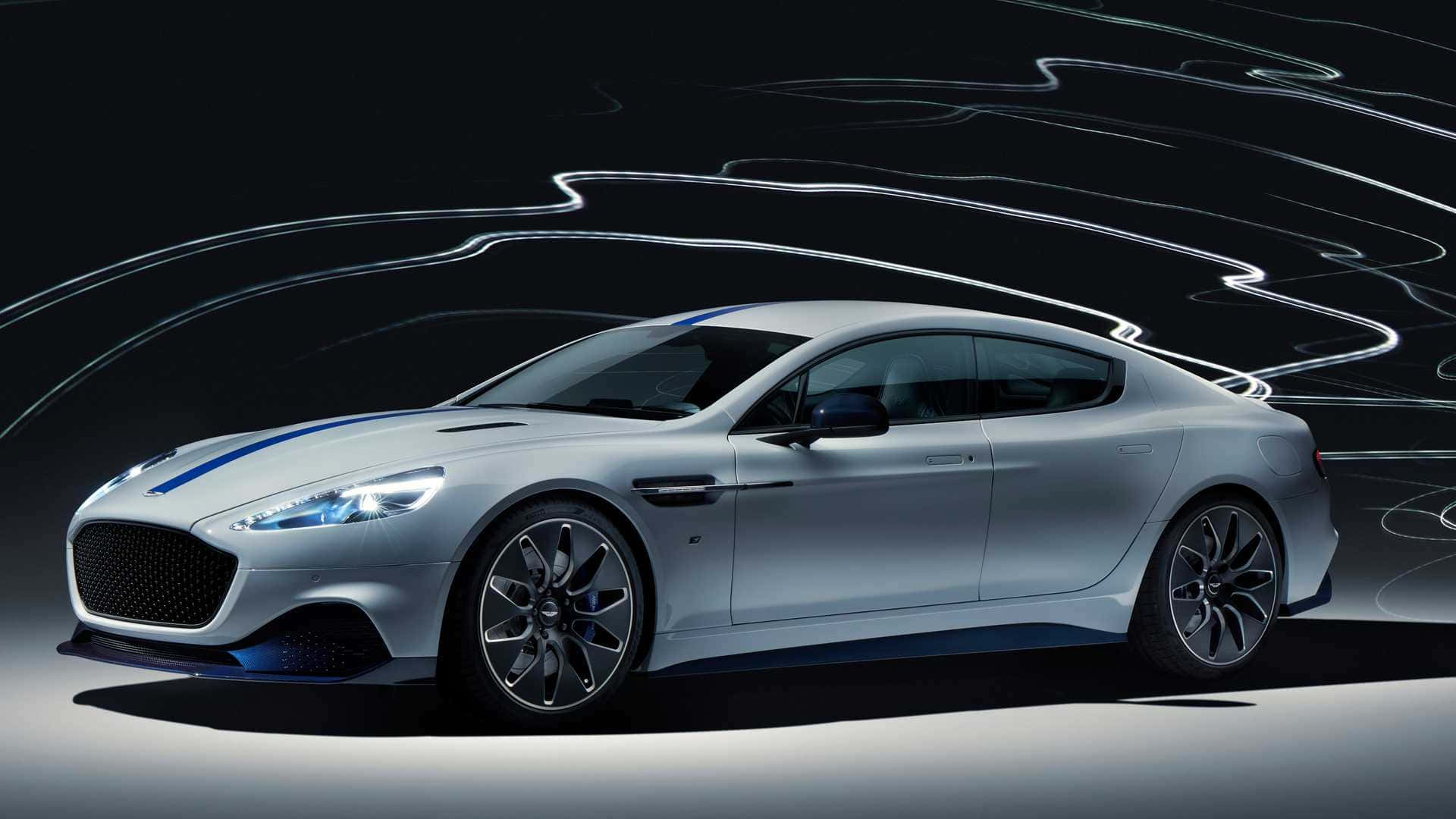 Aston Martin Rapide S 桌布 壁紙 — 一架時尚的銀色 Aston Martin 跑車在黑暗背景上滑行，帶有發光的白色運動軌跡。