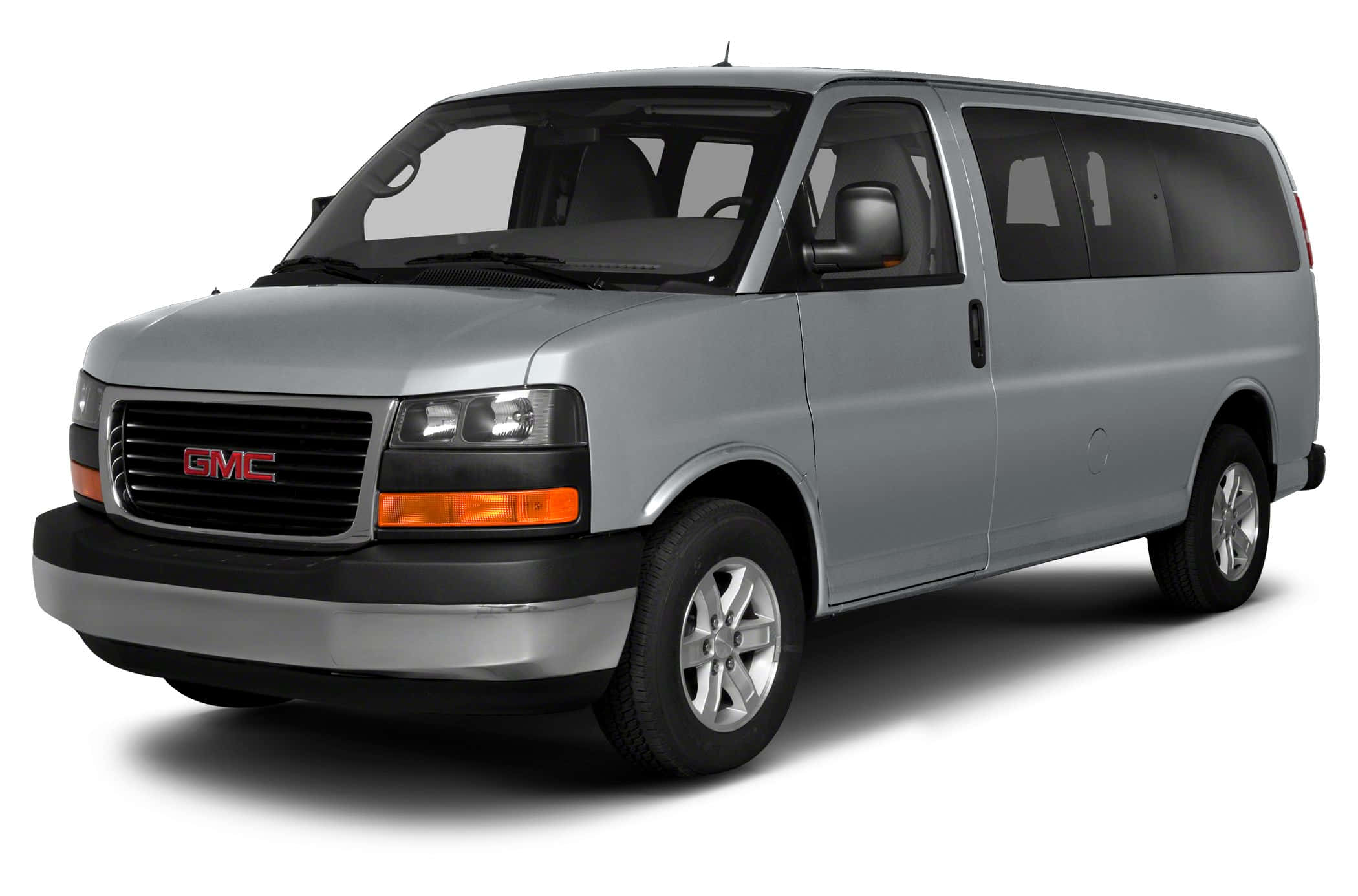 Gmc Savana 桌布 壁紙 — 一架時尚的銀色GMC客貨車，配備有色車窗和鉻合金輪圈，在純白背景上孤立展示。