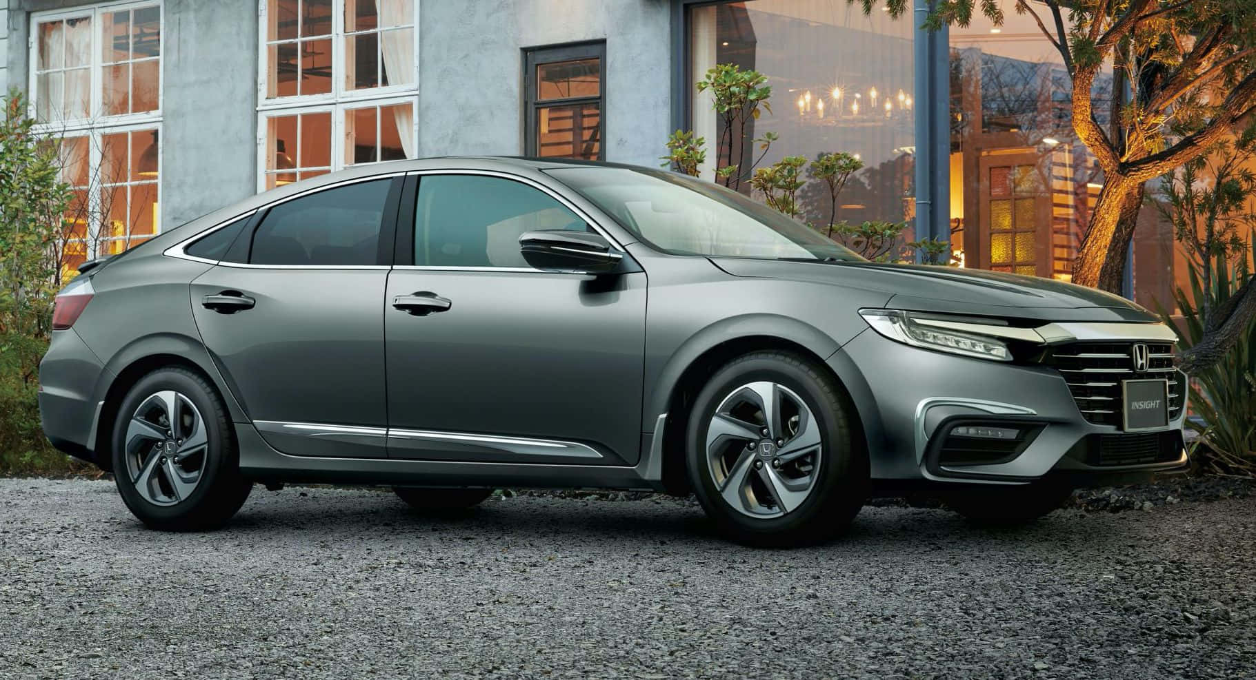 Honda Insight 桌布 壁紙 — 一架時尚的銀色本田雅閣房車停泊在現代房屋前的碎石路上，正值黃金時刻。