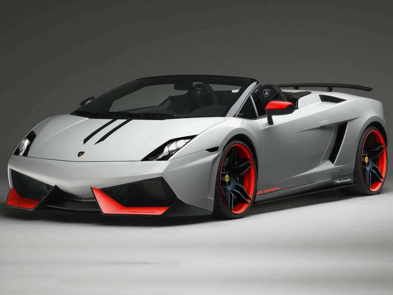 Car Design 桌布 壁紙 — 一架時尚的銀色林寶堅尼Gallardo Spyder，帶有鮮明的紅色點綴和黑色輪圈，在簡約的灰色工作室背景下展示。