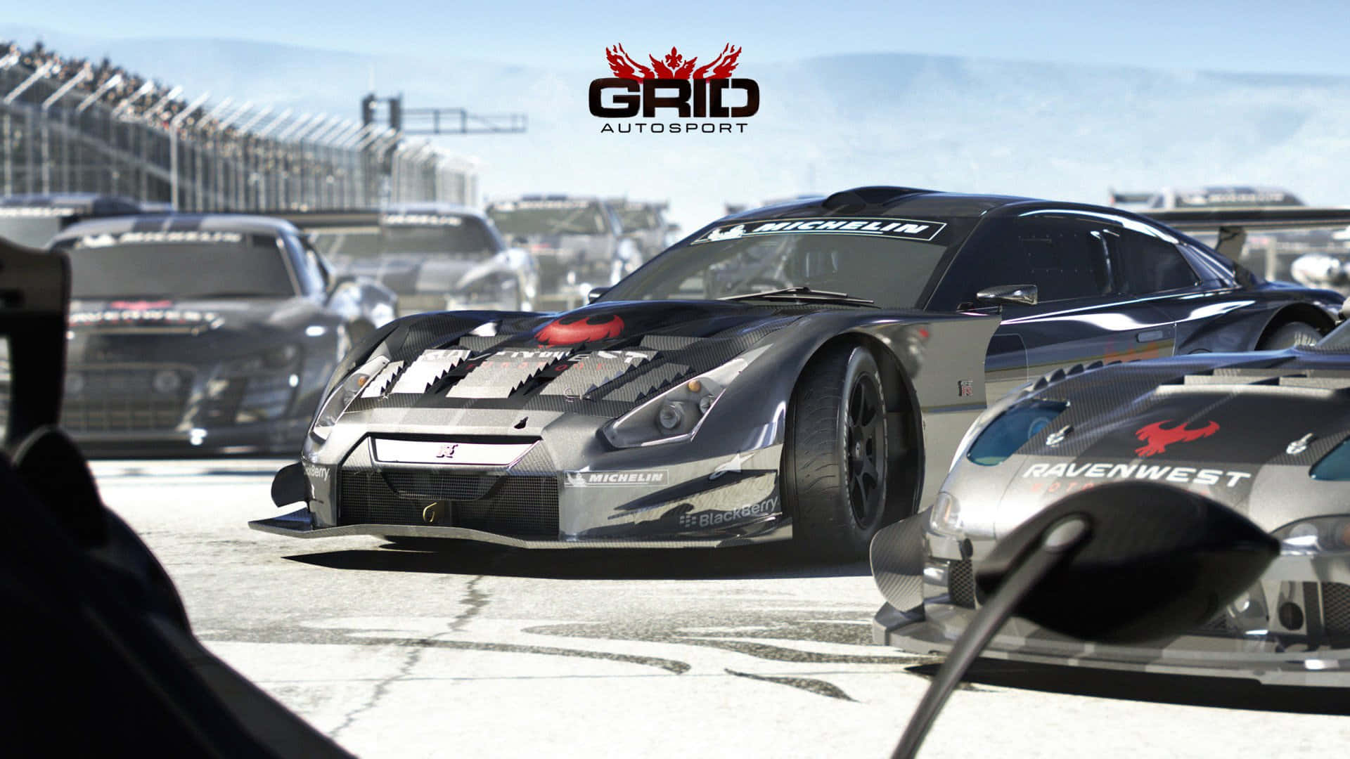 Grid Autosport 桌布 壁紙 — 一架時尚的銀色賽車在陽光普照的賽道上佔據主導地位，背景有其他高性能車輛。
