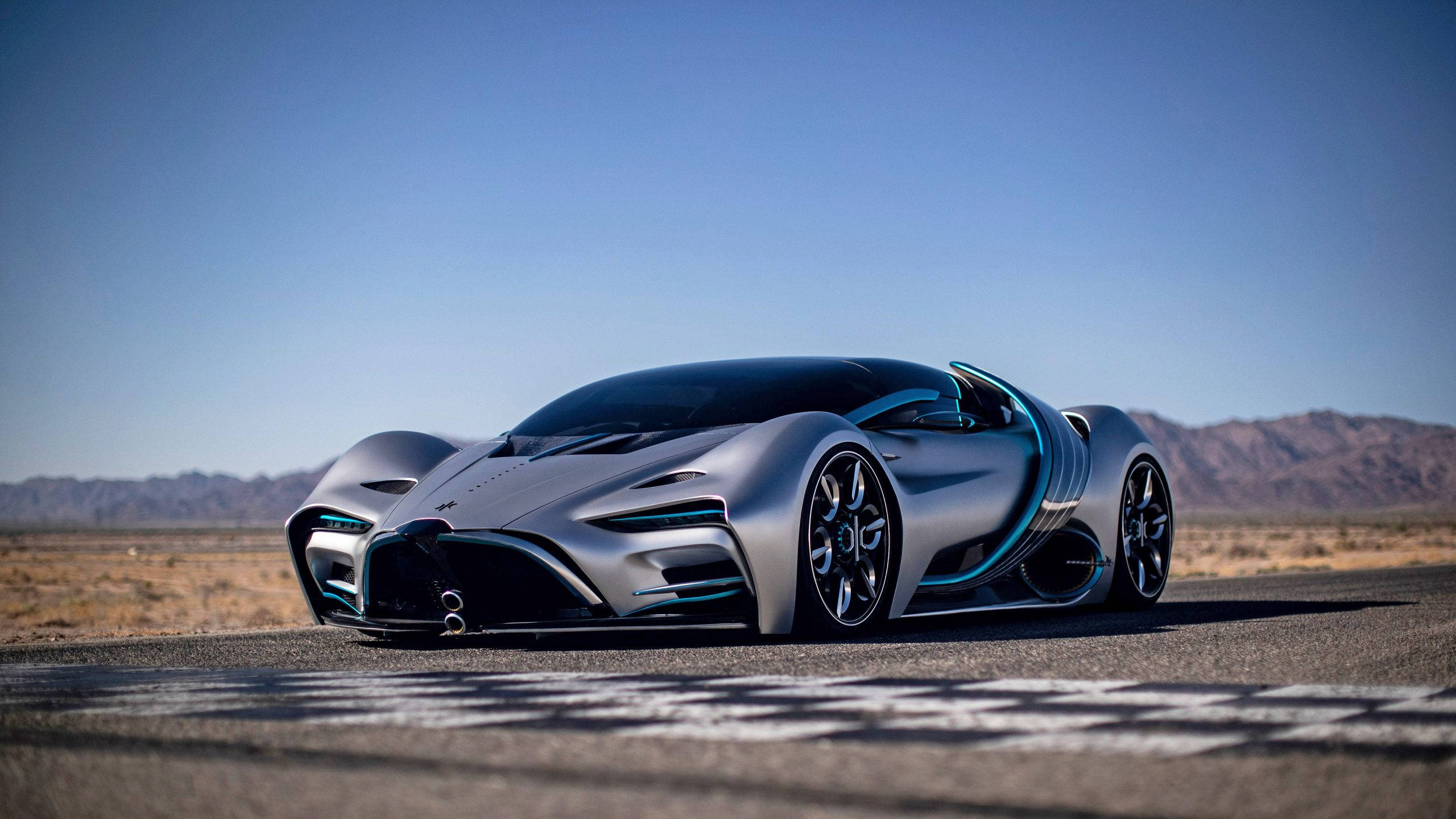 Sports Car 桌布 壁紙 — 一架時尚的銀色超跑帶有發光藍色點綴，停在沙漠賽道上，天空清澈湛藍。