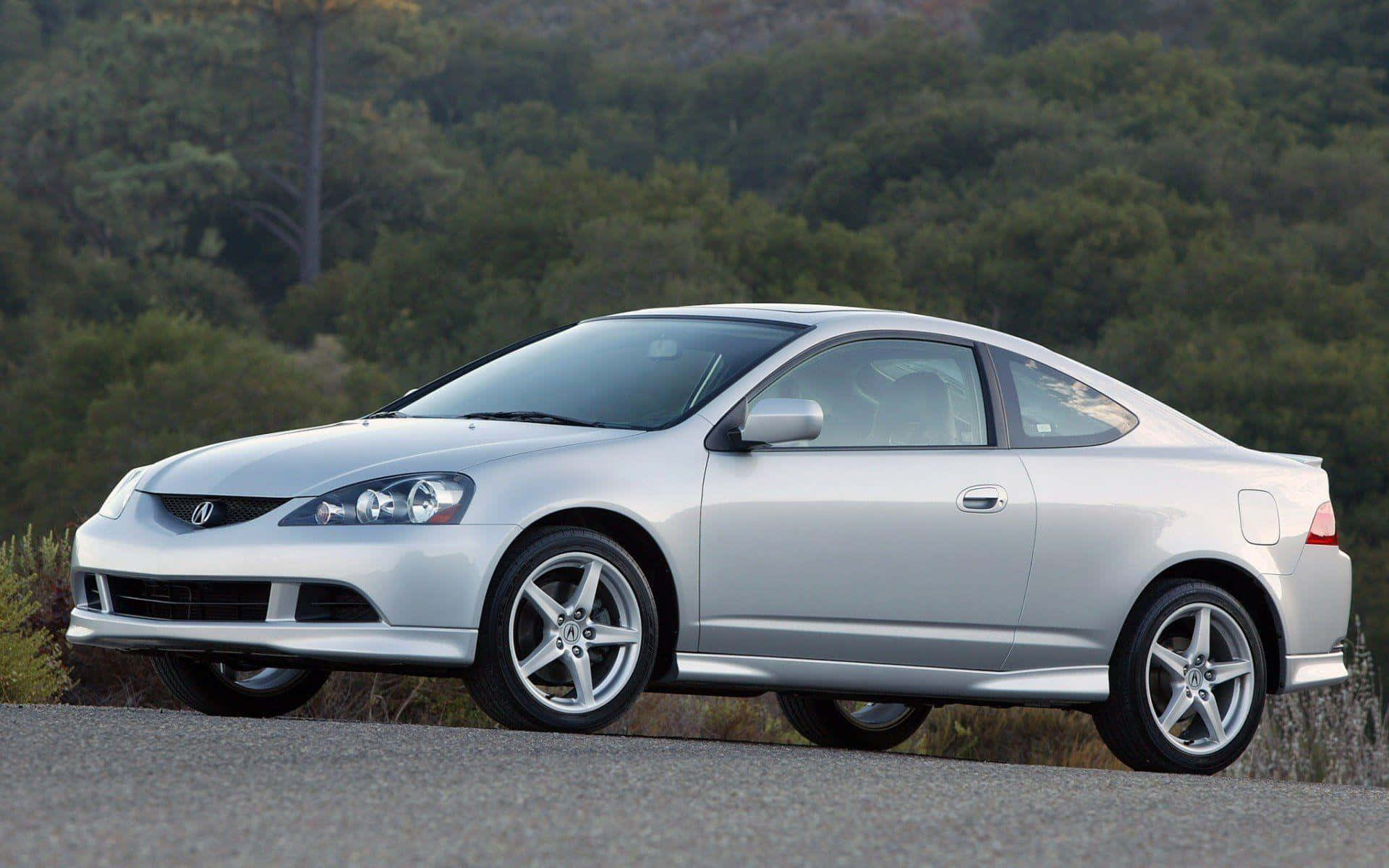 Rsx Type-s 桌布 壁紙 — 一架時尚的銀色運動轎跑車停泊在碎石路上，背景是翠綠的山坡。