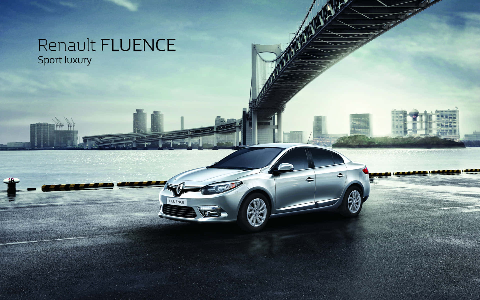Renault Fluence 桌布 壁紙 — 一架時尚的銀色雷諾Fluence房車停泊在濕潤的都市海濱，背景是大型橋樑和城市天際線。